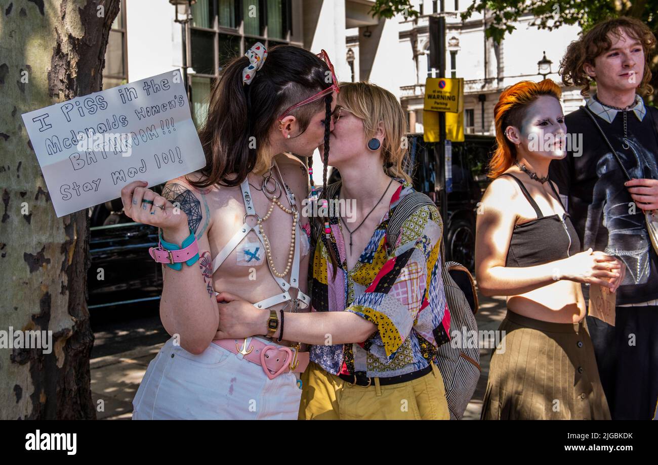Hyde Park Corner, London, Großbritannien. 9.. Juli 2022. Eine große Anzahl von Menschen hat sich heute in Central London versammelt, um gegen die fehlenden Rechte und die Gesundheitsversorgung von Transgender-Menschen zu protestieren. Bildquelle: ernesto rogata/Alamy Live News Stockfoto