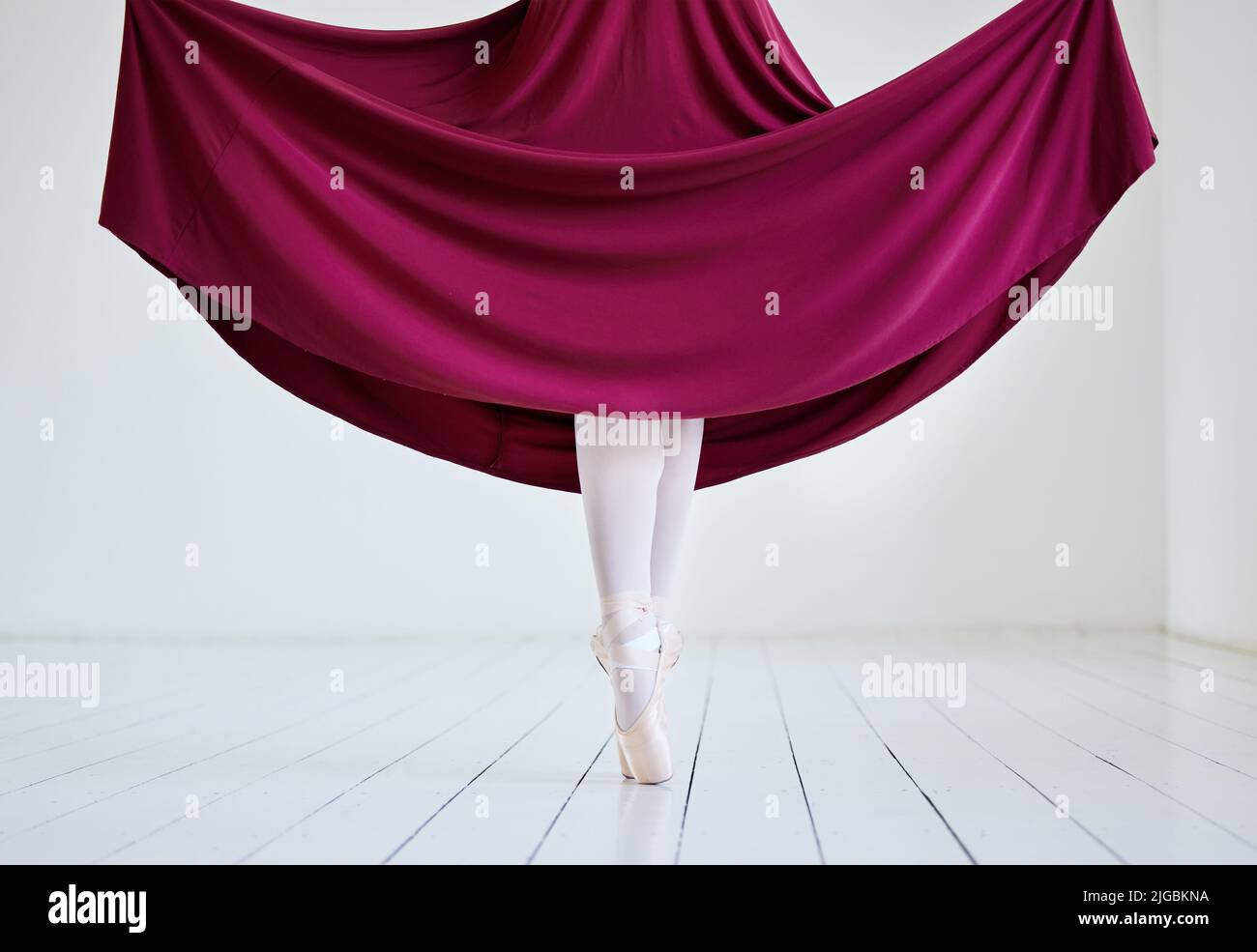 Die Füße waren für so viel mehr als nur Gehen gemacht. .Aufnahme einer unkenntlichen Frau, die in einem Ballettstudio tanzt. Stockfoto
