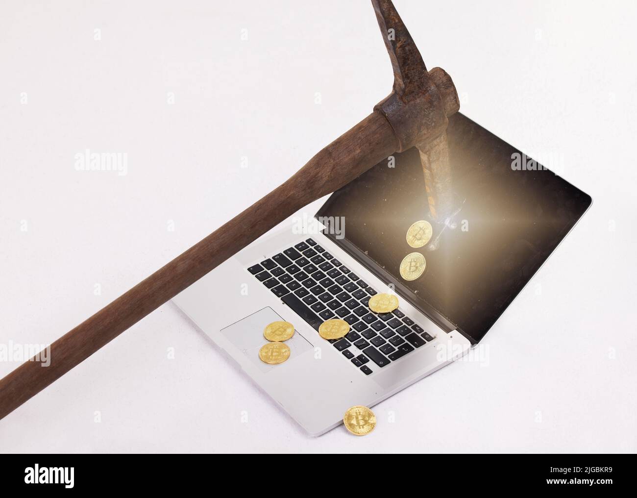 Finanzielle Ruhe ist nicht die Anschaffung von Sachen.. Ein Pick trifft auf den Bildschirm eines Laptops vor einem weißen Hintergrund. Stockfoto