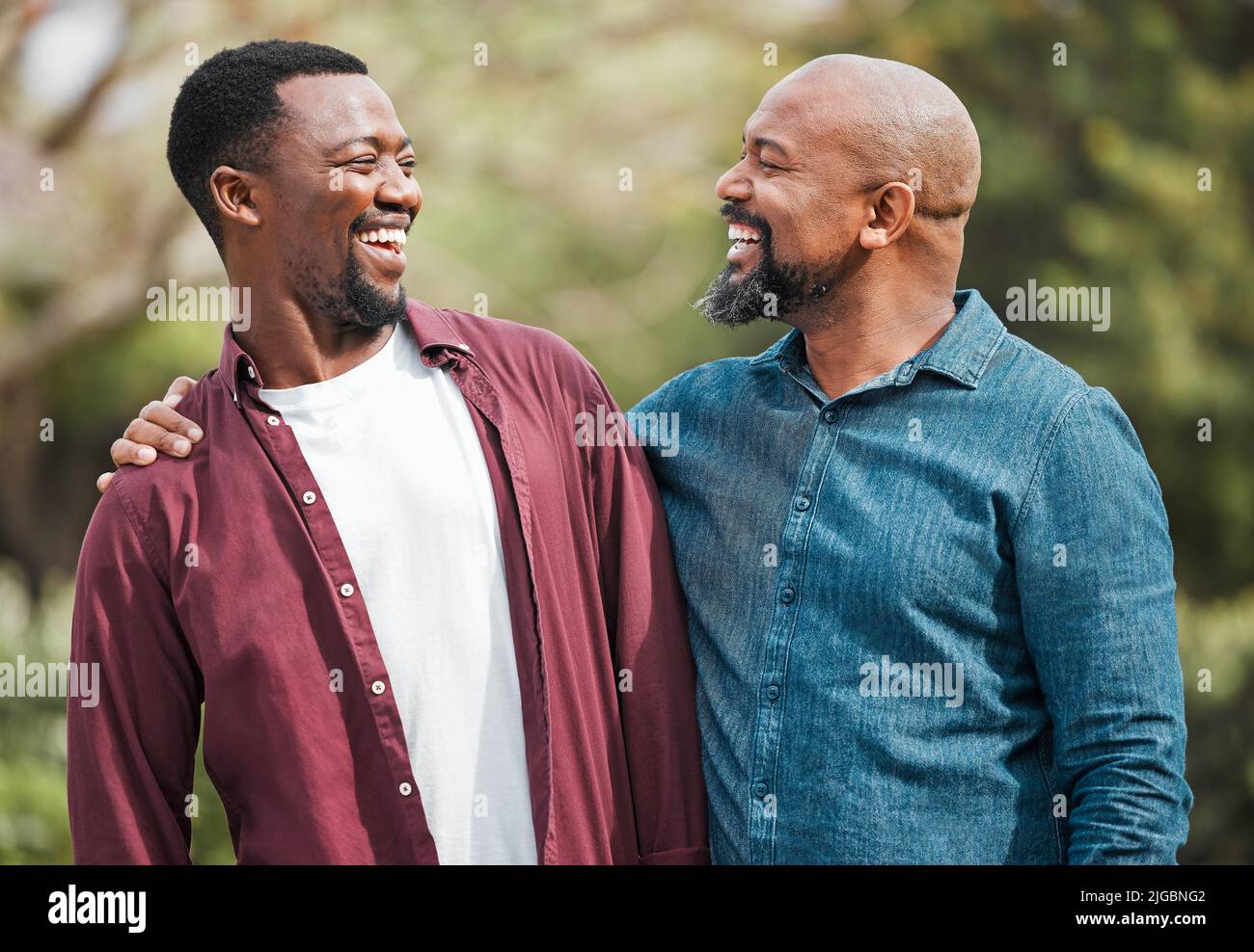 Wie ein Vater wie ein Sohn. Ein Vater und ein Sohn verbringen draußen Zeit miteinander. Stockfoto