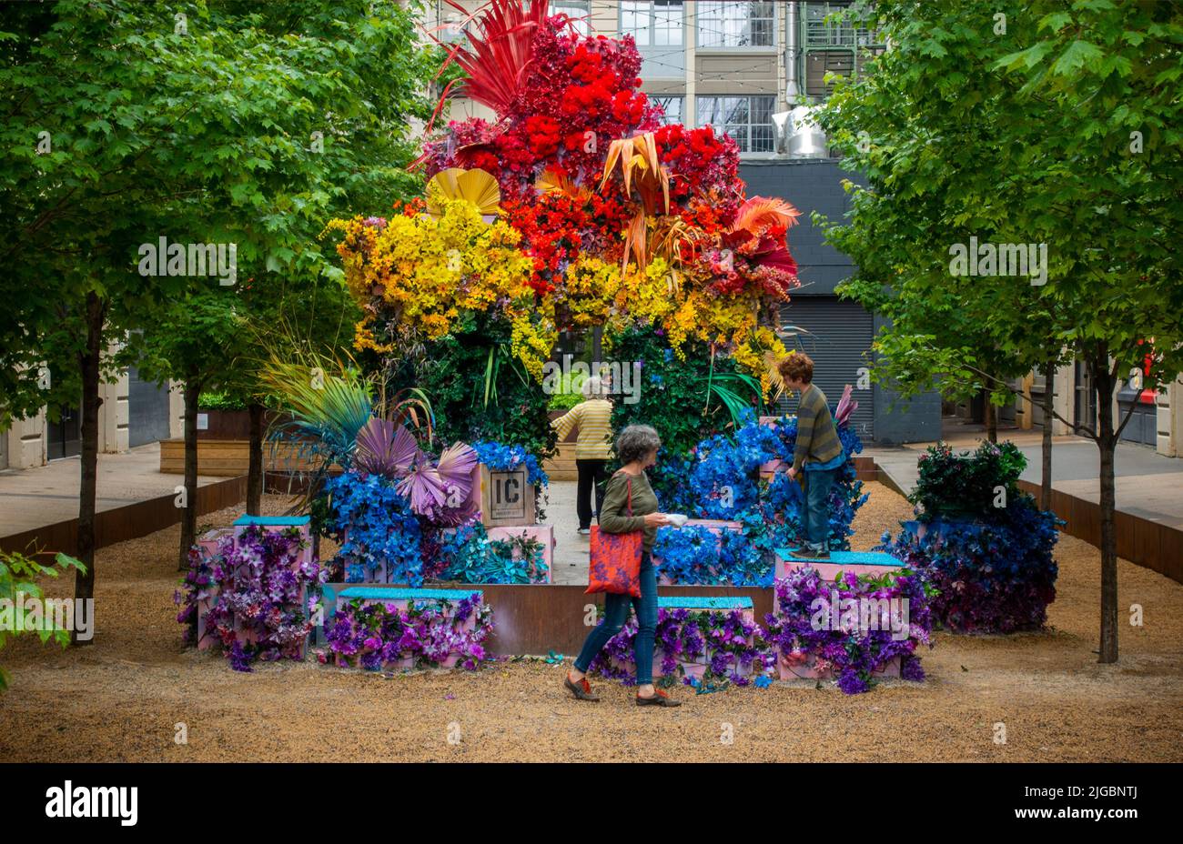 Innenhof mit bunten Kunstblumen für ein Selfie im Industry City Sunset Park Brooklyn NYC Stockfoto