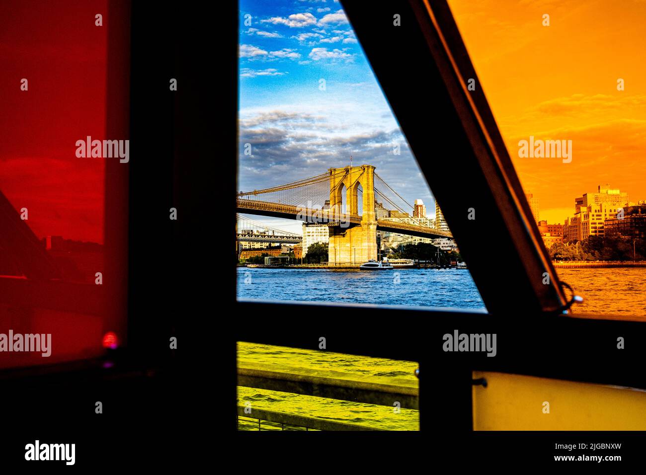 New York, New York, USA. 7.. Juli 2022. Die Brooklyn Bridge aus den farbigen plexiglas- und Stahlfenstern des skulpturalen Kunstwerks des Brooklyn-Künstlers Tom Fruin am Pier 17 im South Street Seaport. (Bild: © Milo Hess/ZUMA Press Wire) Stockfoto