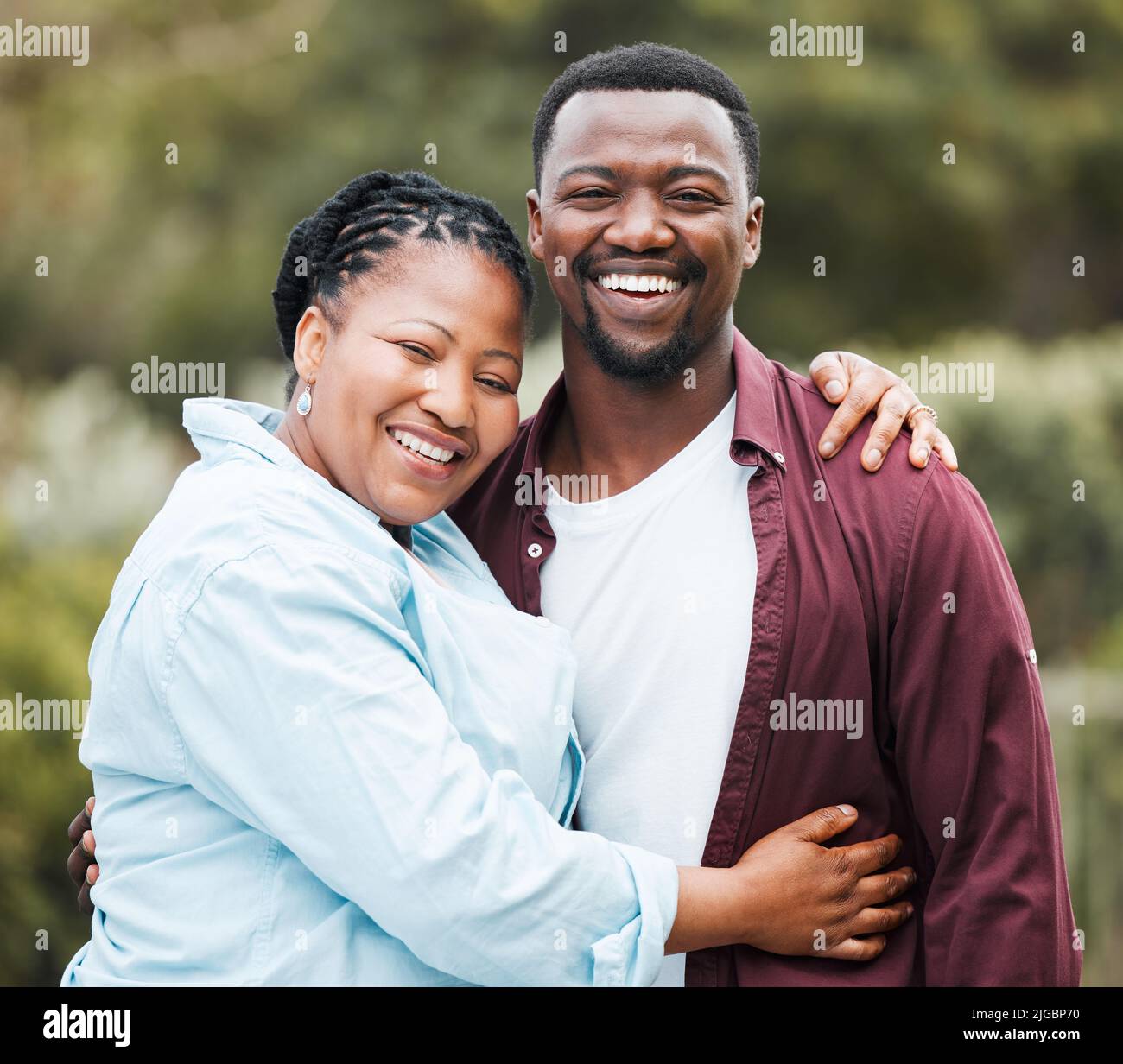 Aufziehen starker junger Männer. Eine Mutter verbringt Zeit mit ihrem Sohn. Stockfoto