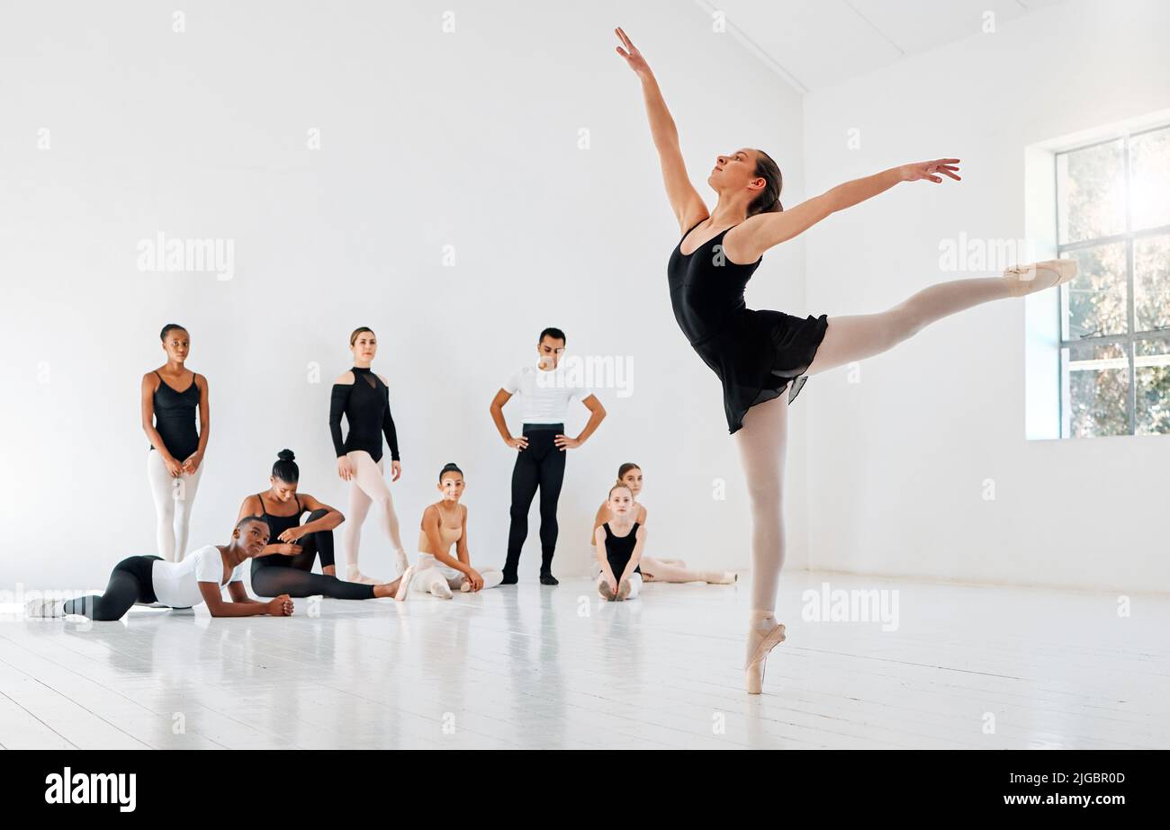 Shell bereit sein für Rezital. In voller Länge eine Gruppe von Ballettstudenten, die in ihrem Tanzstudio Proben. Stockfoto