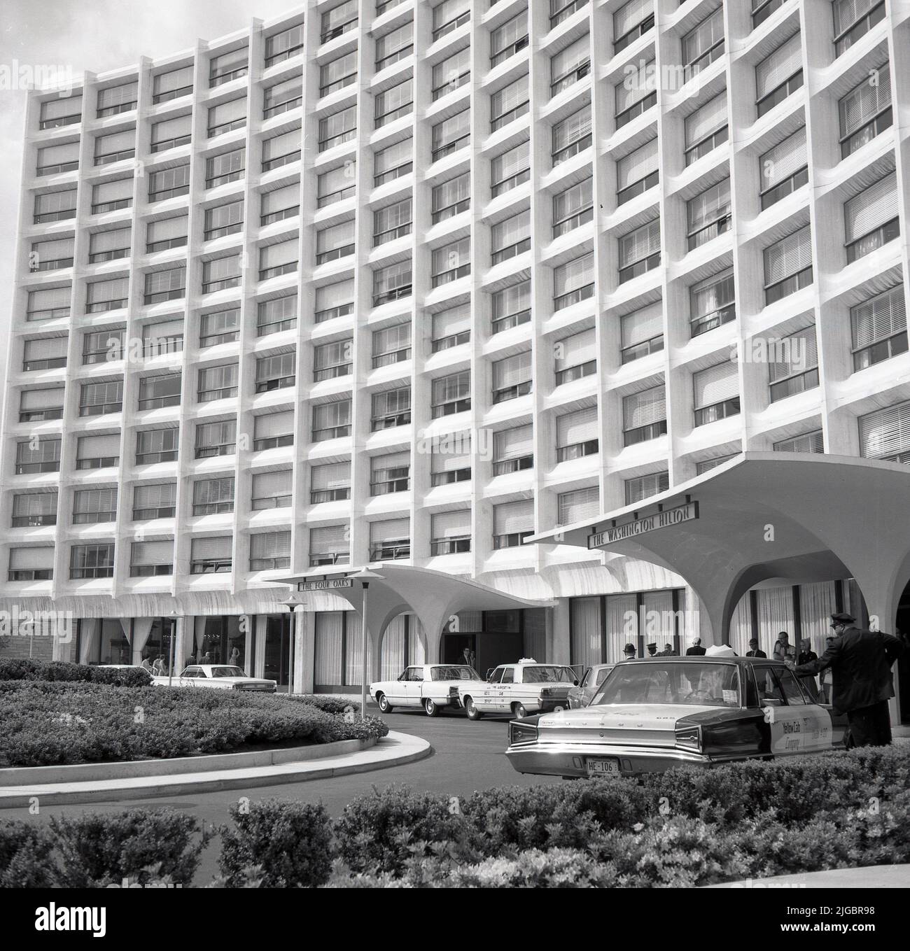 1960s, historisches Gebäude, Außenansicht des Washington Hilton, Washington, DC, USA, mit einem Taxi der Yellow Cab Company am Hoteleingang. Das Four Oaks Restaurant auf der linken Seite. Das große Hotel an der Connecticut Avenue mit über 1.000 Zimmern wurde von William B. Tabler entworfen und 1965 eröffnet. Stockfoto