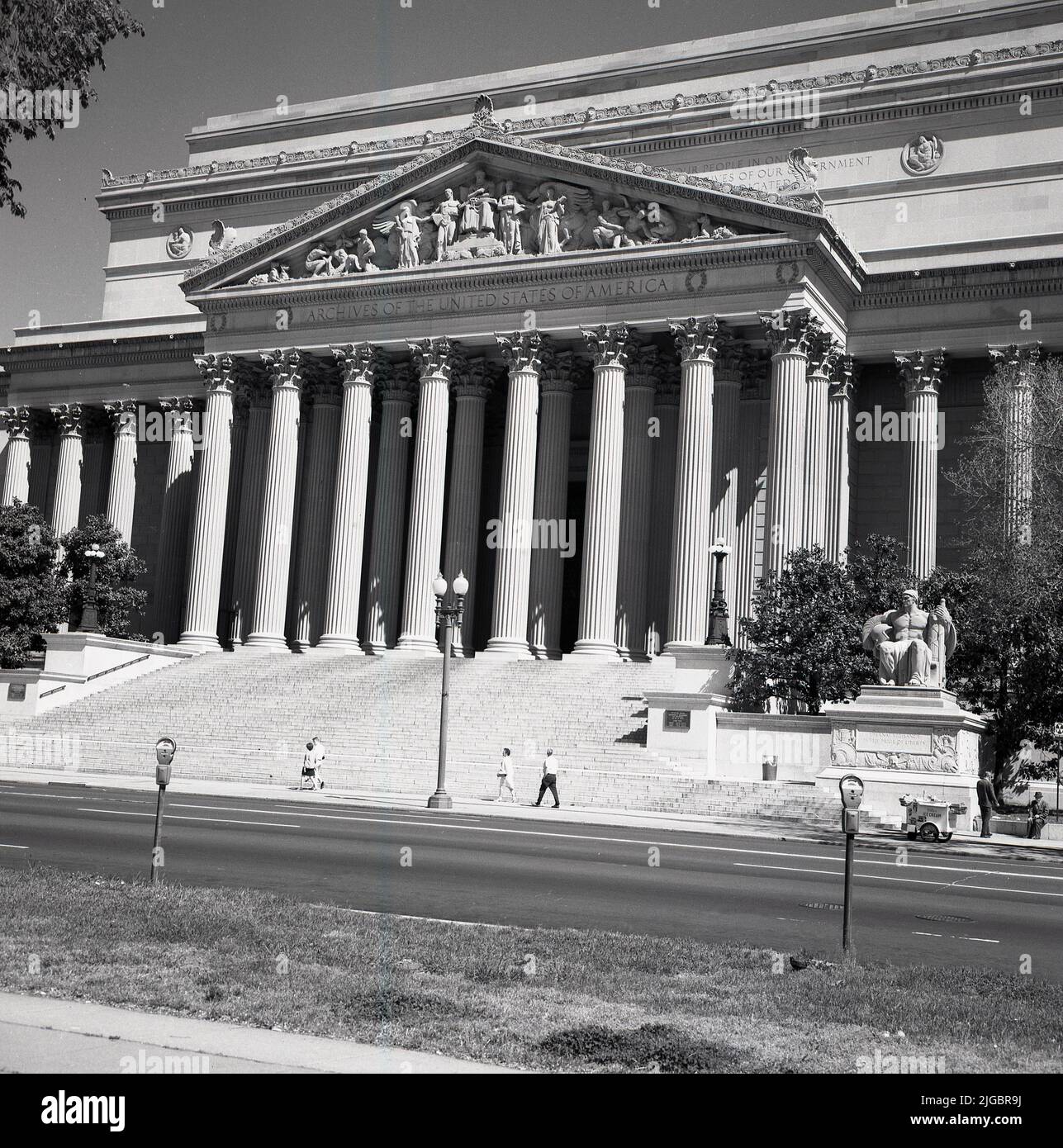 1960s, historischer Blick aus dieser Zeit auf das Äußere des großen Säulengebäudes, des Nationalarchivs der Vereinigten Staaten von Amerika, Washington, DC, USA. Das Museum wurde im neoklassischen Stil von John Russell Pope mit seinen markanten 53 Meter hohen Säulen entworfen und beherbergt die Verfassung, die Bill of Rights und die Unabhängigkeitserklärung. Eiswagen auf dem Bürgersteig. Stockfoto