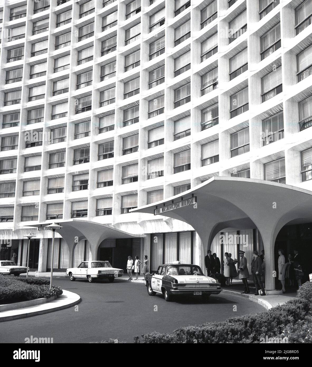 1960s, historisches Gebäude, Außenansicht des Washington Hilton, Washington, DC, USA, mit einem Taxi der Yellow Cab Company am Hoteleingang. Das Four Oaks Restaurant auf der linken Seite. Das große Hotel an der Connecticut Avenue mit über 1.000 Zimmern wurde von William B. Tabler entworfen und 1965 eröffnet. Stockfoto