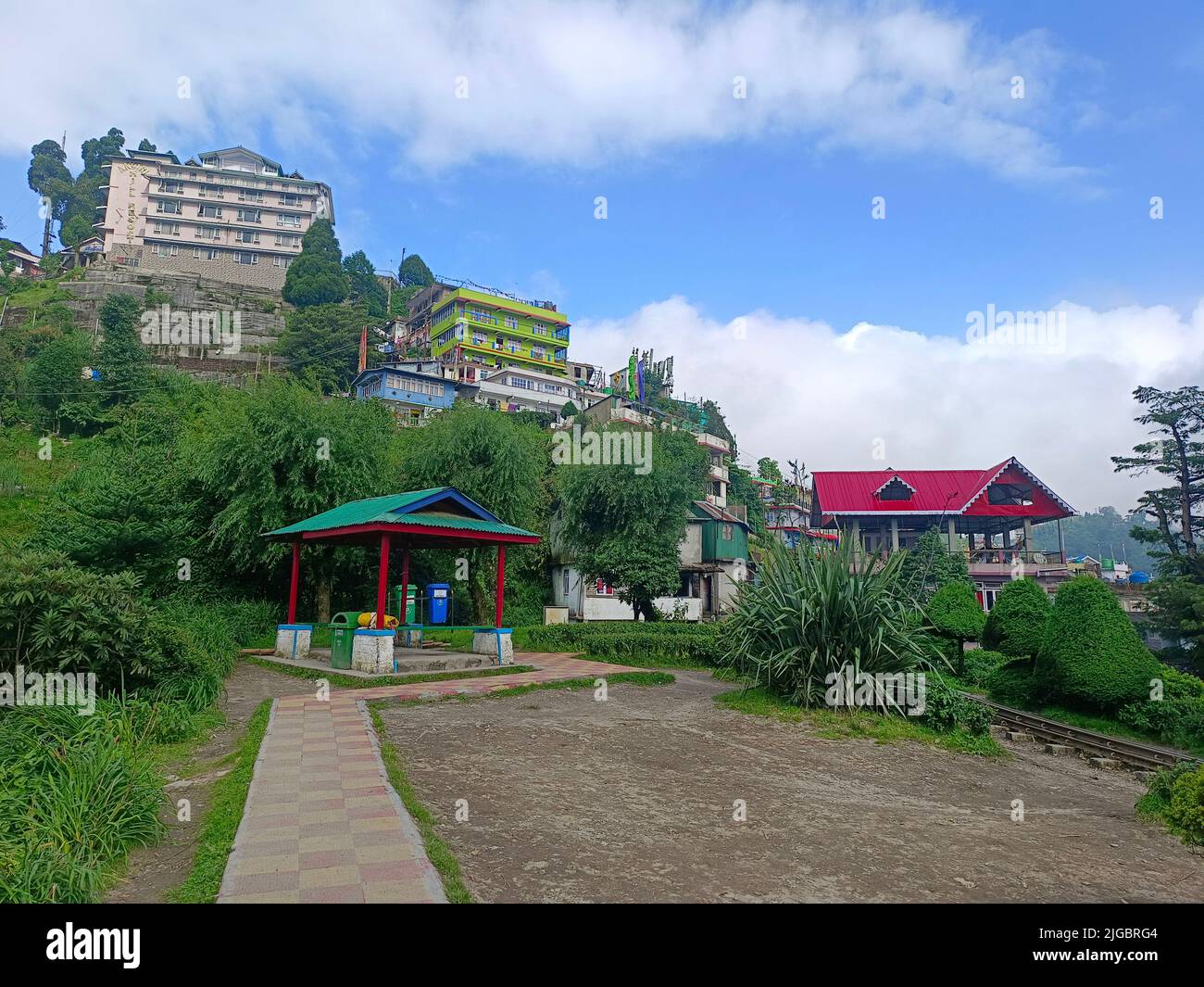 Darjeling, WB / Indien - Juni 23 2022, Batasia Loop ist Kriegsdenkmal in Darjeeling ist die Batasia Loop eine Spiralbahn des Darjeeling Himalaya Rai Stockfoto