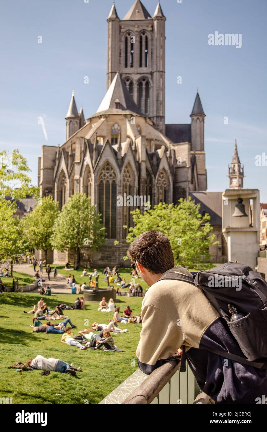 Die Menschen liegen und chillen am Park vor der Nikolaikirche Stockfoto