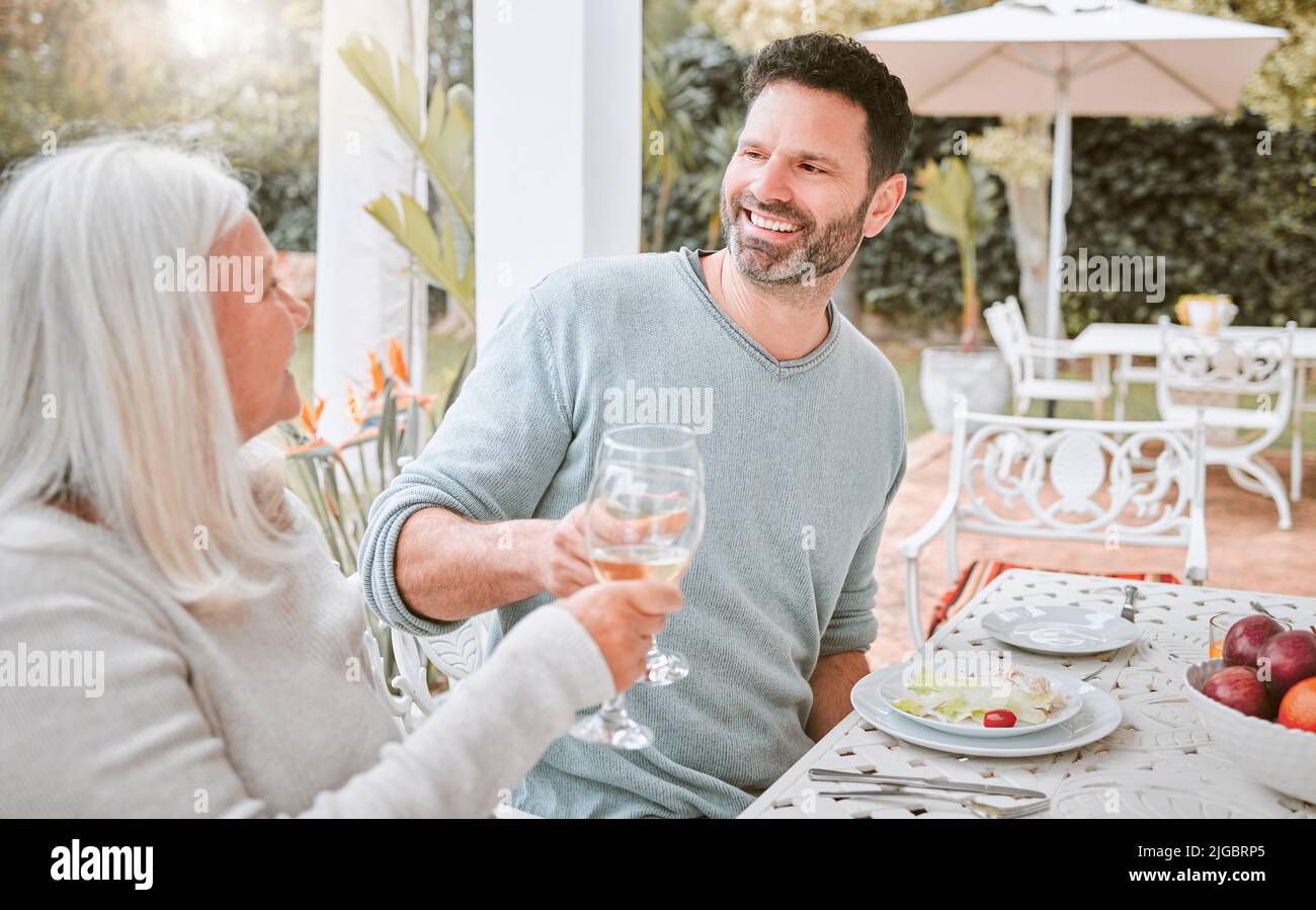 Die Familien sind der Kompass, der uns führt. Eine Mutter und ein Sohn jubeln beim Mittagessen draußen. Stockfoto