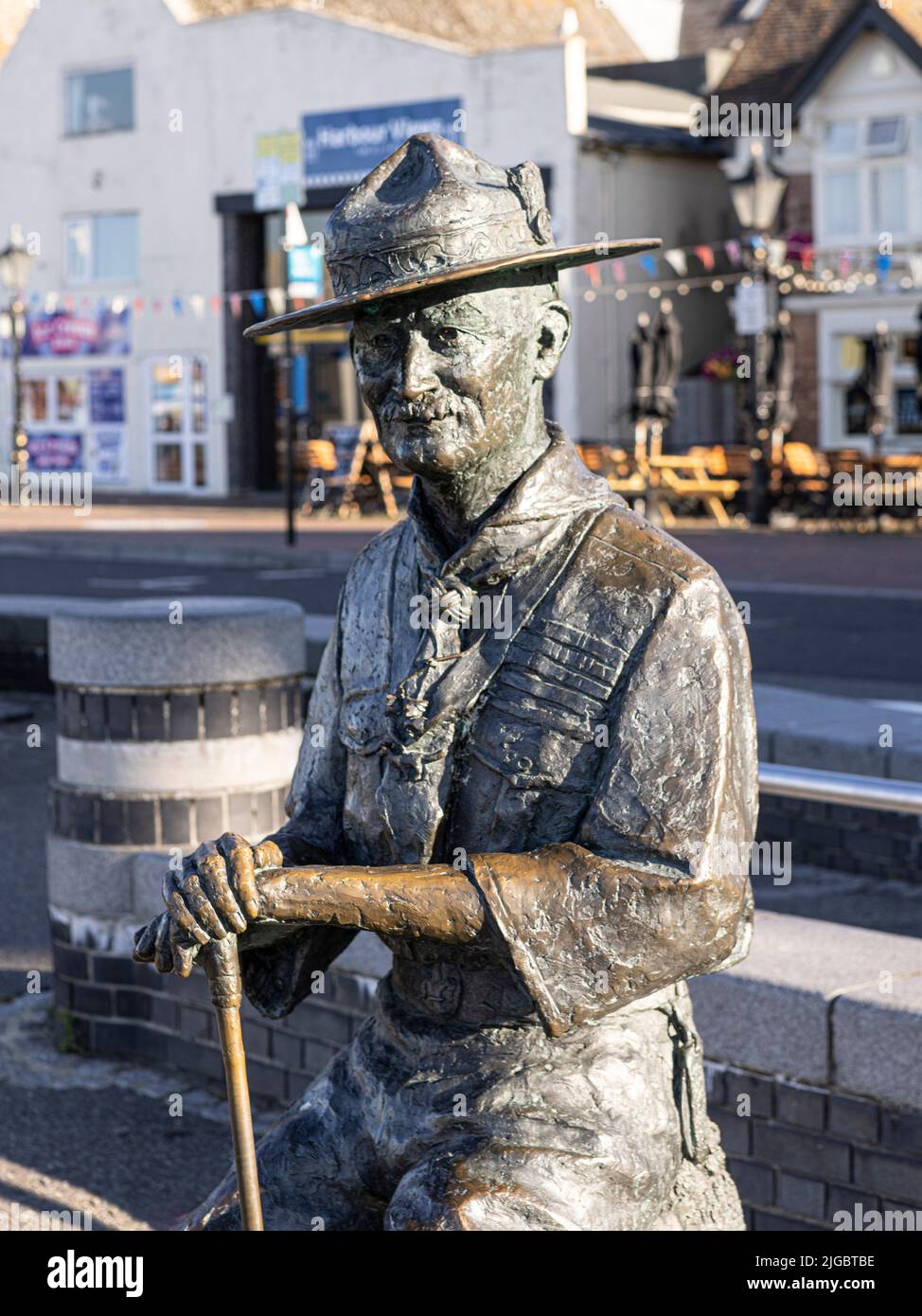 Poole Dorset England 9. Juli 2022 Statue von Lord Robert Baden Powell, Gründer der Pfadfinderbewegung. Stockfoto