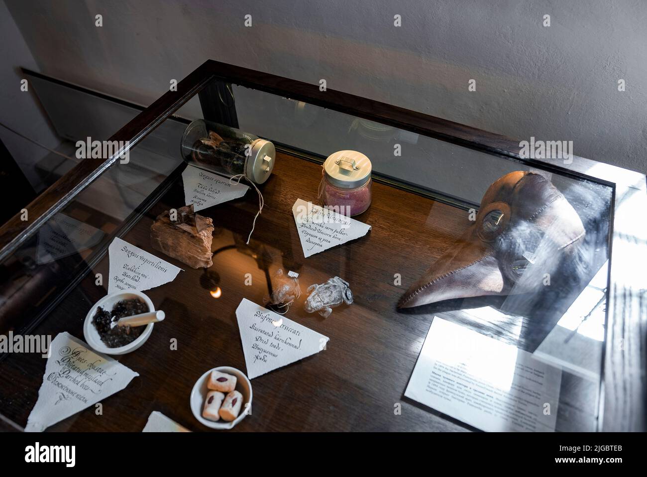 Verschiedene Objekte mit Etiketten in Glasbox im alten Apothekenmuseum in der historischen Stadt Stockfoto