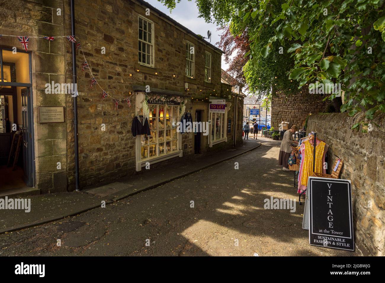 Church Lane, die zum Vicar’s Pele in Market Place, Corbridge, Northumberland, England führt Stockfoto