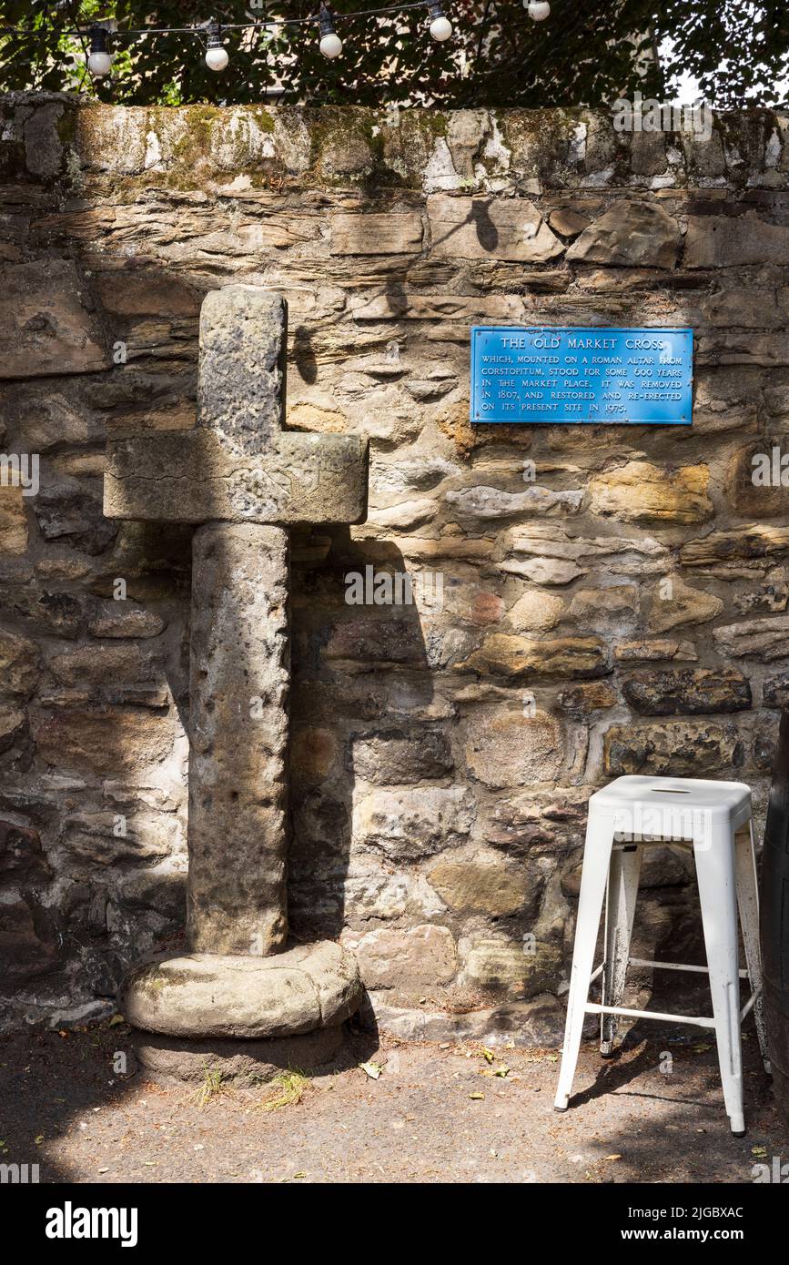 Dieses alte Marktkreuz wurde auf einer römischen Alter in Church Lane, Corbridge, Northumberland, England, montiert Stockfoto