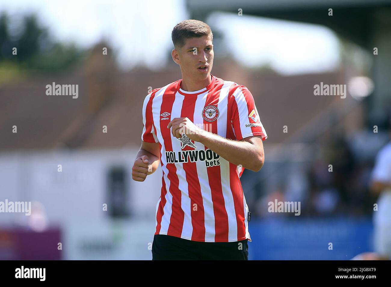 Borehamwood, Großbritannien. 09.. Juli 2022. Vitaly Janelt von Brentford schaut auf. Vorsaison-Freundschaftsspiel, Boreham Wood FC gegen Brentford im LV Bet Stadium Meadow Park in Borehamwood, Herts am Samstag, 9.. Juli 2022. Dieses Bild darf nur für redaktionelle Zwecke verwendet werden. Nur zur redaktionellen Verwendung, Lizenz für kommerzielle Nutzung erforderlich. Keine Verwendung bei Wetten, Spielen oder Veröffentlichungen in einem Club/einer Liga/einem Spieler. PIC von Steffan Bowen/Andrew Orchard Sports Photography/Alamy Live News Credit: Andrew Orchard Sports Photography/Alamy Live News Stockfoto