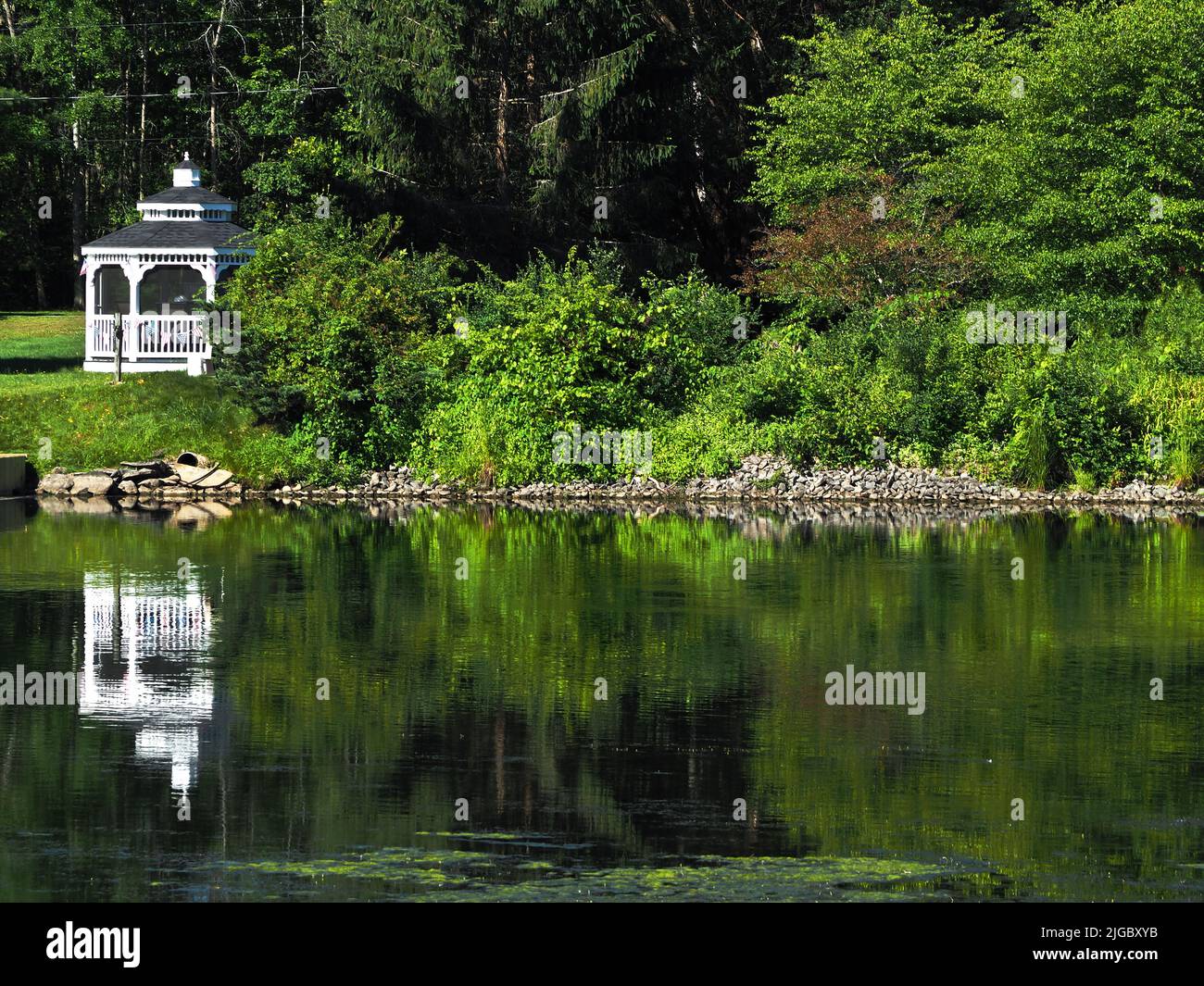 Kleiner weißer Pavillon am Ufer des Oneida-Flusses in Brewerton, New York Stockfoto