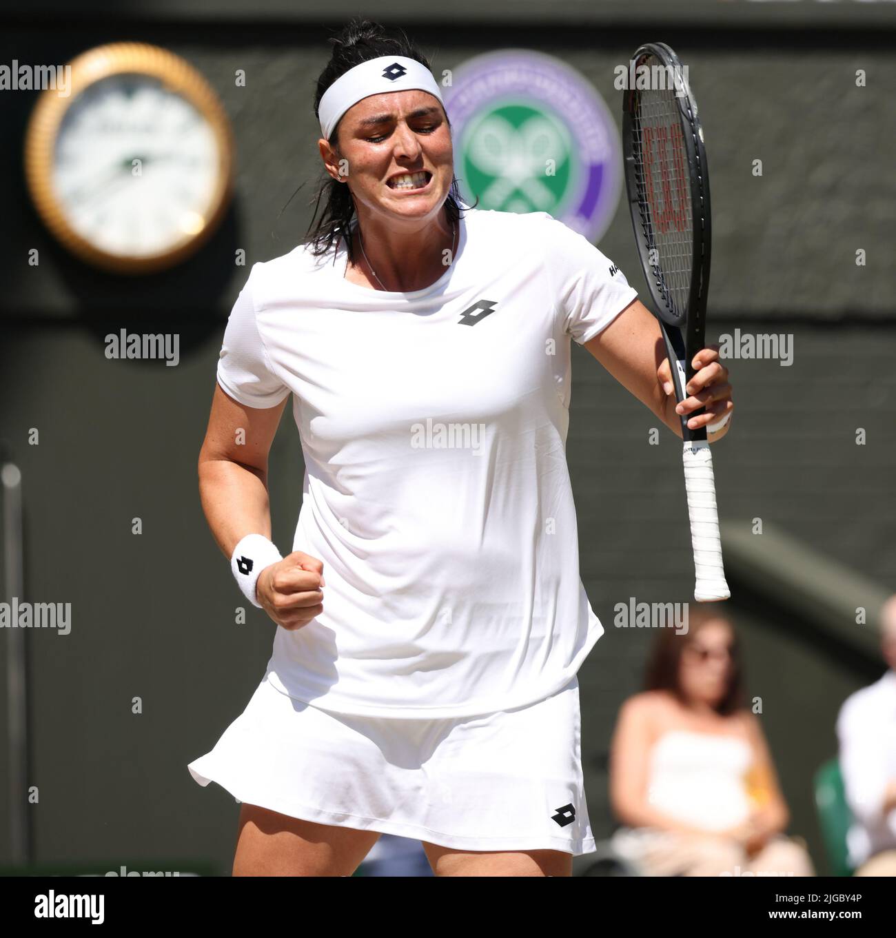 London, Großbritannien. 09.. Juli 2022. Die tunesische Ons Jabeur reagiert in ihrem Frauenfinale gegen die kasachische Elena Rybakina bei den Wimbledon-Meisterschaften 2022 am Samstag, 09. Juli 2022 in London. Rybakina gewann das Spiel 3-6, 6-2, 6-2. Foto von Hugo Philpott/UPI Credit: UPI/Alamy Live News Stockfoto