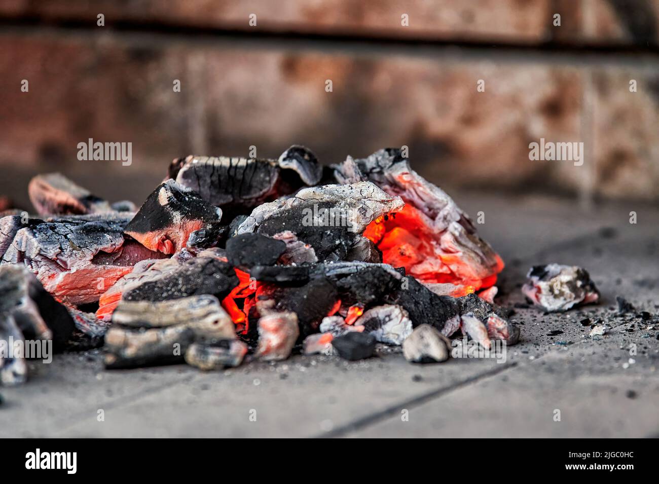 Stücke glühender Holzkohle, die Glut bilden, um einen köstlichen Grill vorzubereiten Stockfoto