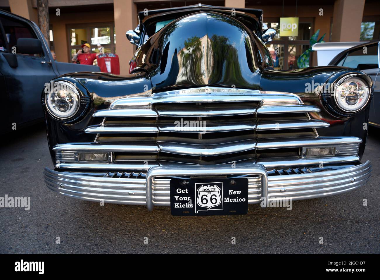 Ein Nummernschild der Route 66 auf einem Chevrolet Fleetmaster aus dem Jahr 1947, das auf einer Automobilausstellung in Santa Fe, New Mexico, ausgestellt ist. Stockfoto