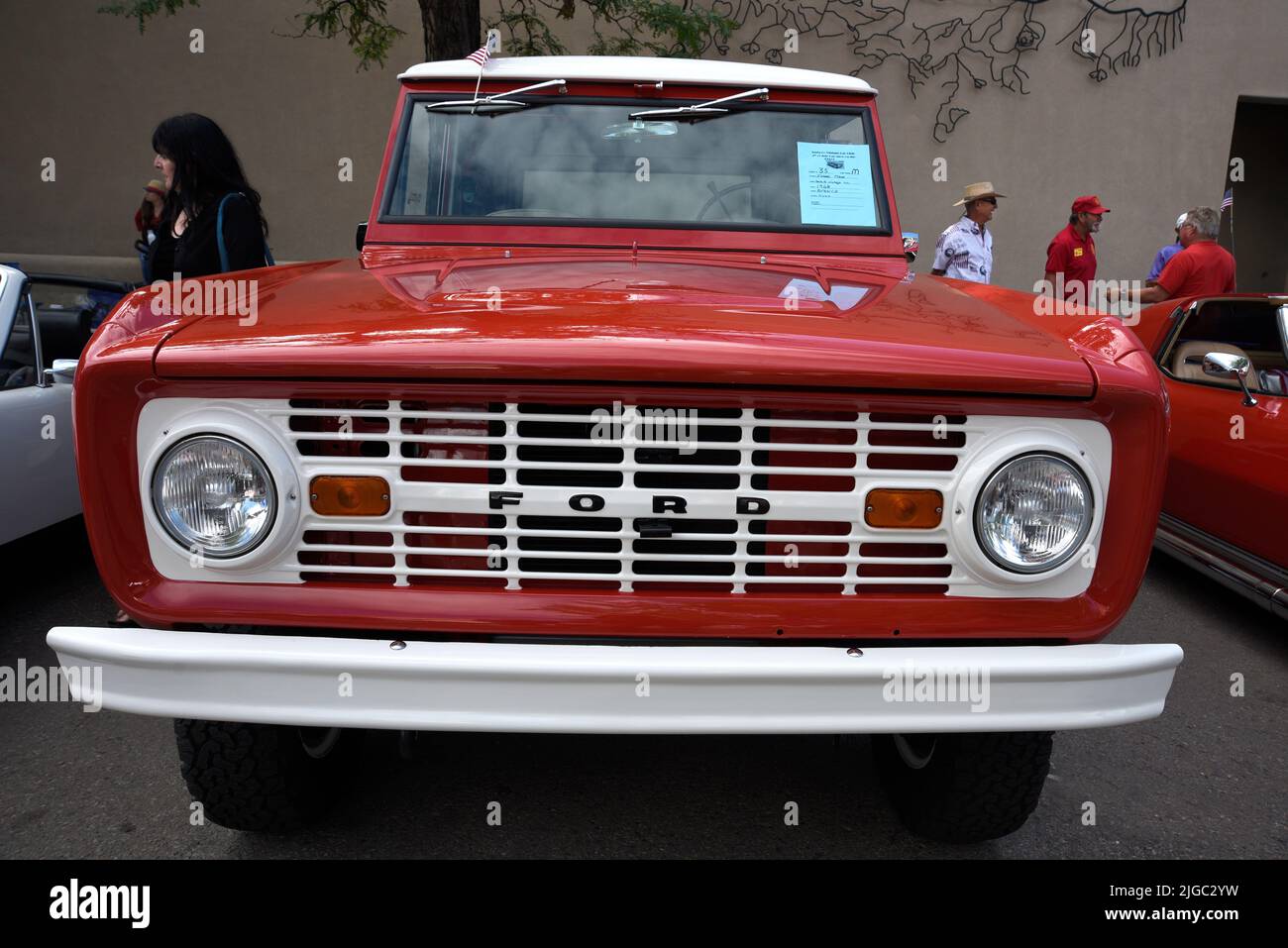 Ein Ford Bronco aus dem Jahr 1968, der auf einer Automobilausstellung am 4. Juli in Santa Fe, New Mexico, ausgestellt wurde. Stockfoto