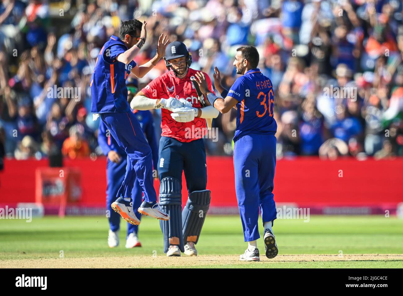 Yuzvendra Chahal und Harshal Patel aus Indien feiern den Matthew Parkinson aus England als letztes Wicket des Spiels, das Indien den Sieg bescherte Stockfoto