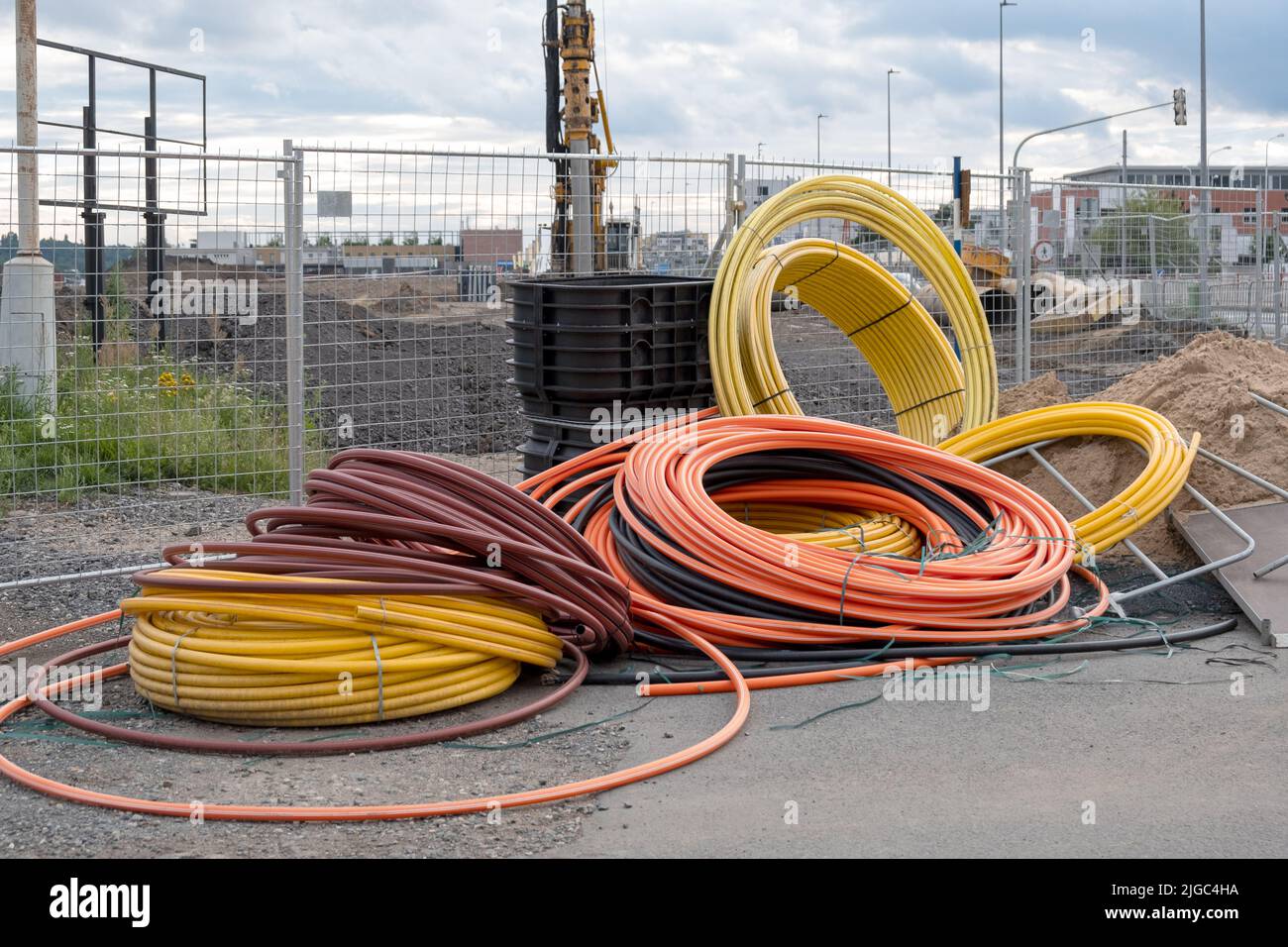 Installationen von Kommunikationsentwicklung, große Spulen Rollen von PVC-Rohr Rohr Kunststoff. Rohre auf der Baustelle schützen Kabel in elektrischen Stockfoto
