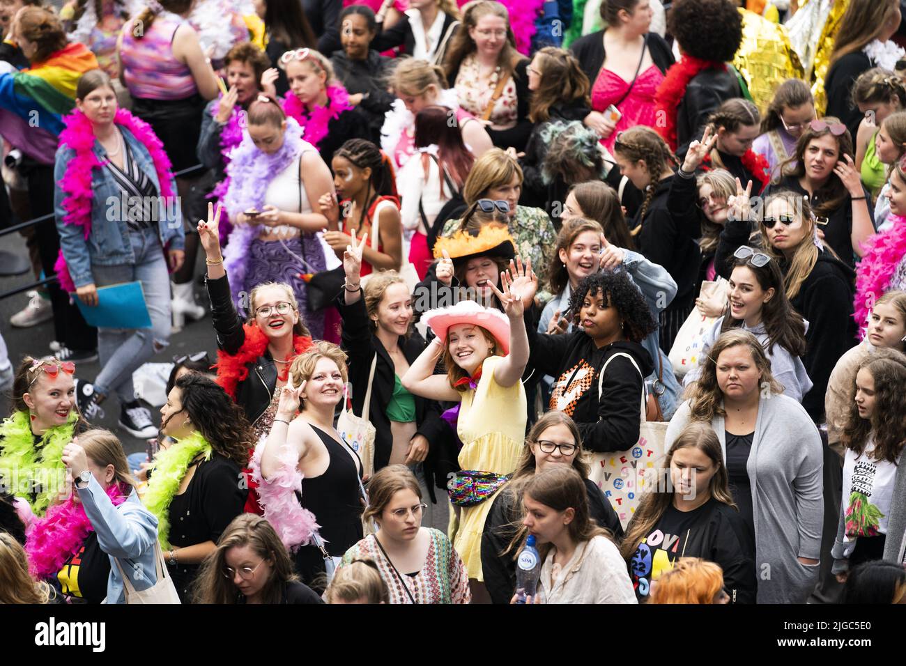 2022-07-09 18:07:13 AMSTERDAM - Fans vor dem Ziggo Dome vor dem Harry Styles Konzert. Die Show des britischen Sängers sollte im Mai 2020 stattfinden, wurde aber aufgrund der Corona-Pandemie zweimal verlegt. ANP JEROEN JUMELET niederlande Out - belgien Out Stockfoto
