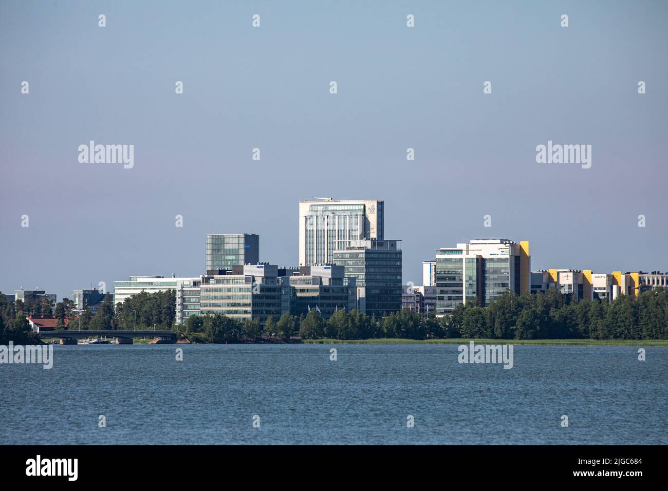 Die Bürogebäude von Keilaniemi in Espoo haben einen Blick über die Bucht von Laajalahti Stockfoto