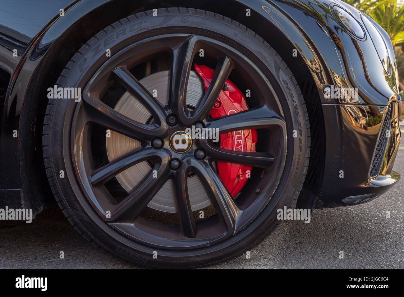 Cala d'Or, Spanien; juni 25 2022: Bentley Luxus-Schwarzwagen, geparkt im Yachthafen der mallorquinischen Stadt Cala d'Or, Spanien Stockfoto