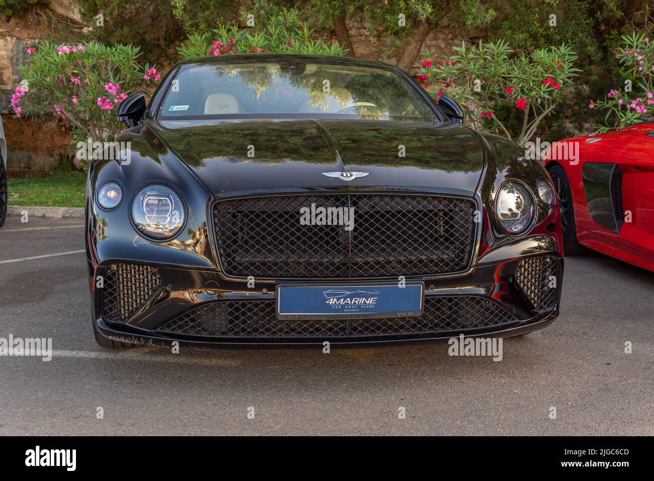 Cala d'Or, Spanien; juni 25 2022: Bentley Luxus-Schwarzwagen, geparkt im Yachthafen der mallorquinischen Stadt Cala d'Or, Spanien Stockfoto