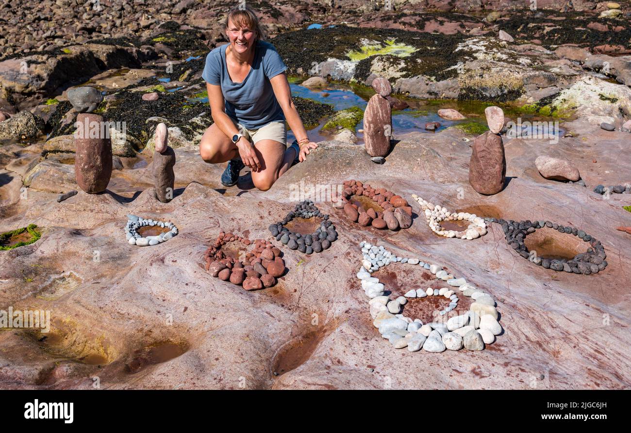Dunbar, East Lothian, Schottland, Großbritannien, 9.. Juli 2022. European Stone Stacking Championship: Die Teilnehmer haben 3,5 Stunden Zeit, ein künstlerisches Kunstwerk aus den Felsen am Eye Cave Beach zu kreieren. Im Bild: Marianne Winter aus den Niederlanden, die diesen Wettbewerb 2019 gewann Stockfoto