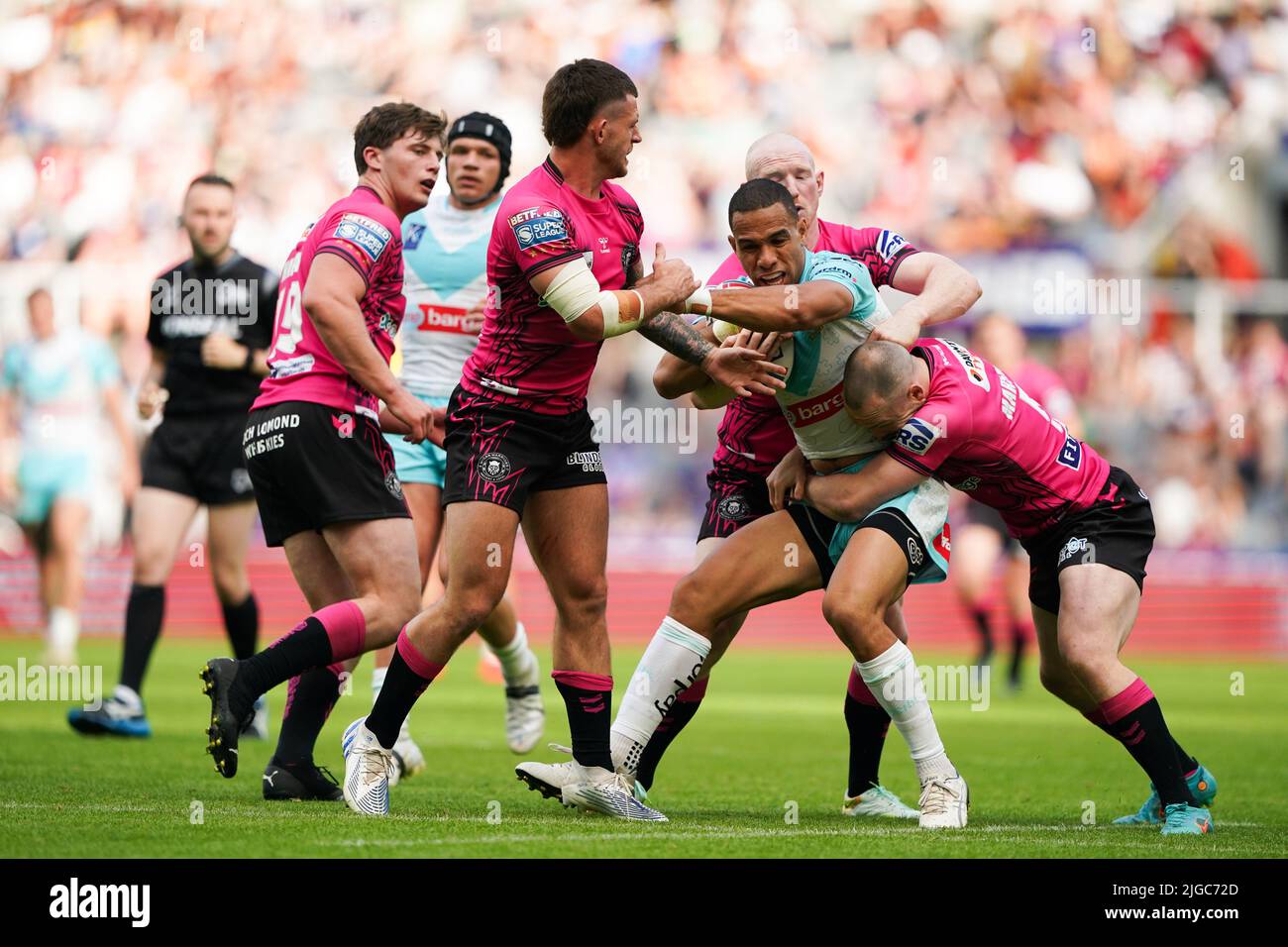 St Helens will Hopoate wird während des Betfred Super League-Spiels im St James' Park, Newcastle, von Liam Farrell von Wigan Warriors angegangen. Bilddatum: Samstag, 9. Juli 2022. Stockfoto