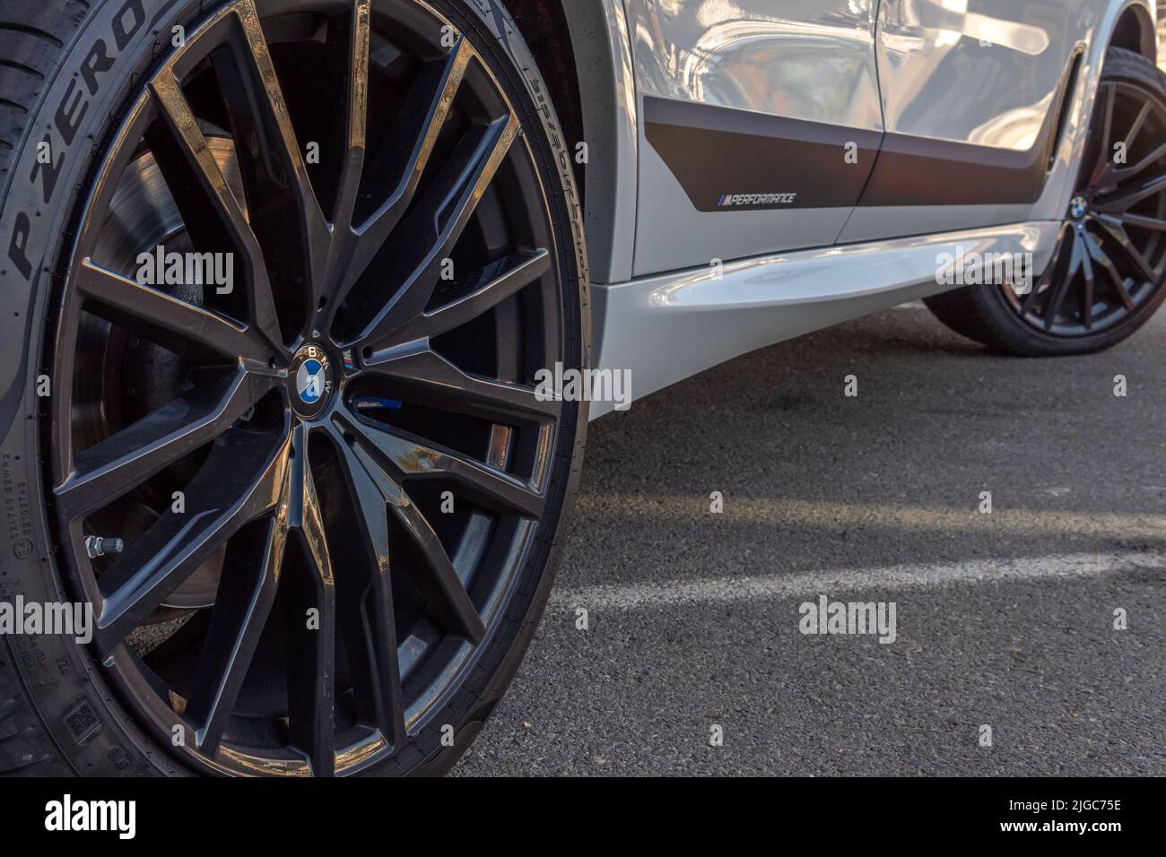 Cala d'Or, Spanien; juni 25 2022: Nahaufnahme der Räder eines weißen SUV der Marke Audi Stockfoto