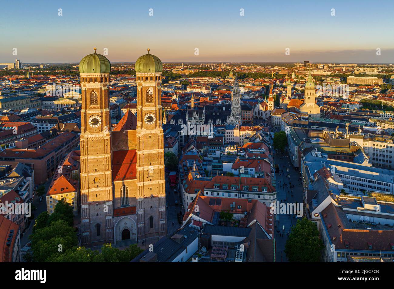 Wunderbarer Sonnenuntergang, der auf die Frauenkirche-Türme in München, Deutschland, scheint Stockfoto