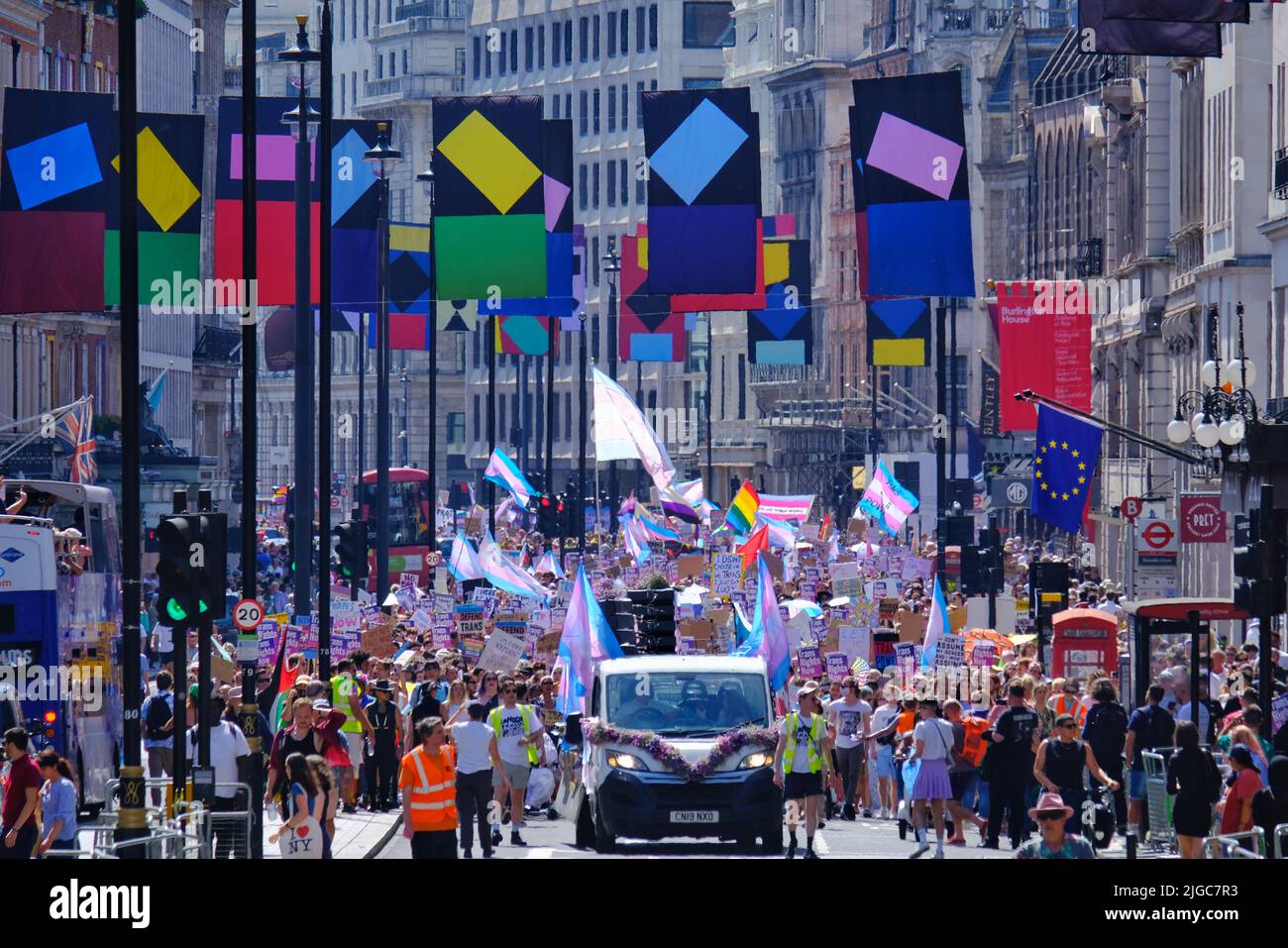 London, Großbritannien, 9.. Juli 2022. Tausende von Trans-Rights-Aktivisten und ihre Verbündeten marschierten von Wellington Arch zum Soho Square in einer Widerstandsveranstaltung gegen Transphobie und forderten das Verbot der Konversionstherapie für Homosexuelle. Jetzt im vierten Jahr wurde der marsch als Reaktion auf eine Anti-Trans-Gruppe gegründet, die 2018 die Parade der Pride in London stürmt. Kredit: Elfte Stunde Fotografie/Alamy Live Nachrichten Stockfoto