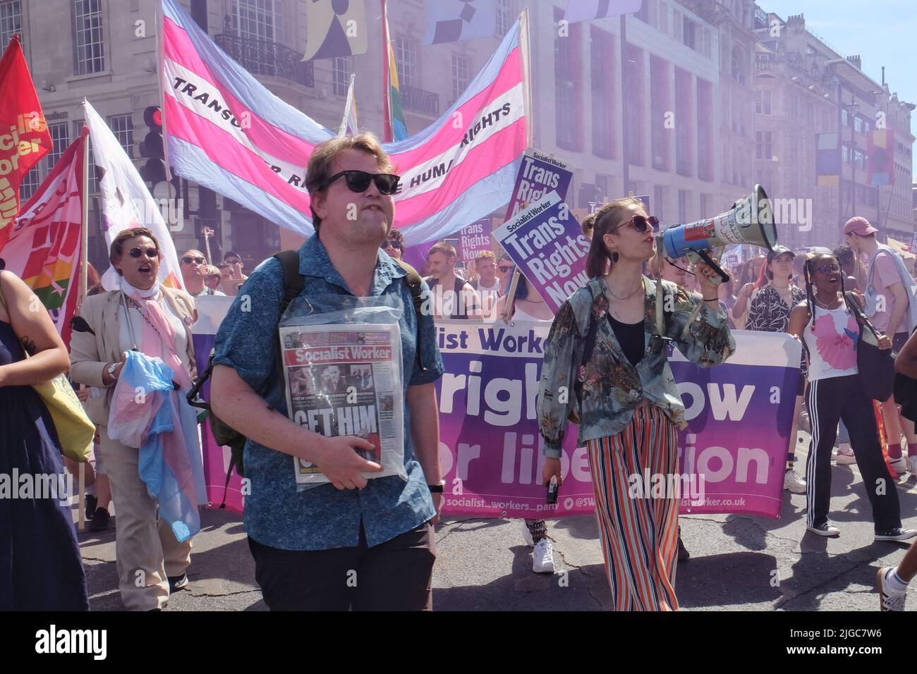 London, Großbritannien, 9.. Juli 2022. Tausende von Trans-Rights-Aktivisten und ihre Verbündeten marschierten von Wellington Arch zum Soho Square in einer Widerstandsveranstaltung gegen Transphobie und forderten das Verbot der Konversionstherapie für Homosexuelle. Jetzt im vierten Jahr wurde der marsch als Reaktion auf eine Anti-Trans-Gruppe gegründet, die 2018 die Parade der Pride in London stürmt. Kredit: Elfte Stunde Fotografie/Alamy Live Nachrichten Stockfoto