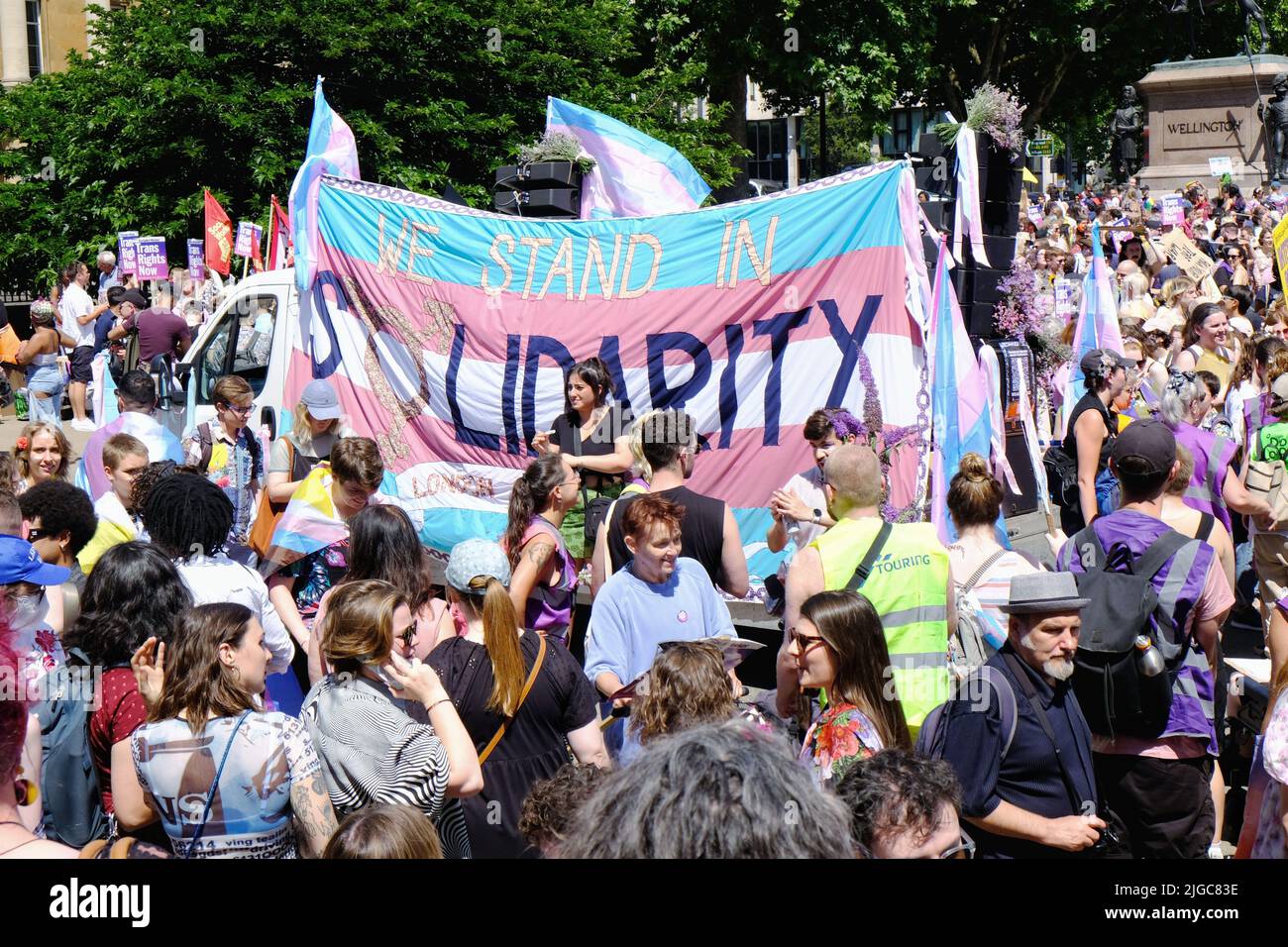London, Großbritannien, 9.. Juli 2022. Tausende von Trans-Rights-Aktivisten und ihre Verbündeten marschierten von Wellington Arch zum Soho Square in einer Widerstandsveranstaltung gegen Transphobie und forderten das Verbot der Konversionstherapie für Homosexuelle. Jetzt im vierten Jahr wurde der marsch als Reaktion auf eine Anti-Trans-Gruppe gegründet, die 2018 die Parade der Pride in London stürmt. Kredit: Elfte Stunde Fotografie/Alamy Live Nachrichten Stockfoto