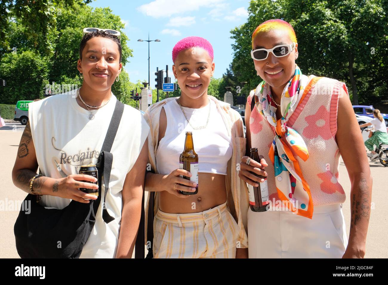 London, Großbritannien, 9.. Juli 2022. Tausende von Trans-Rights-Aktivisten und ihre Verbündeten marschierten von Wellington Arch zum Soho Square in einer Widerstandsveranstaltung gegen Transphobie und forderten das Verbot der Konversionstherapie für Homosexuelle. Jetzt im vierten Jahr wurde der marsch als Reaktion auf eine Anti-Trans-Gruppe gegründet, die 2018 die Parade der Pride in London stürmt. Kredit: Elfte Stunde Fotografie/Alamy Live Nachrichten Stockfoto
