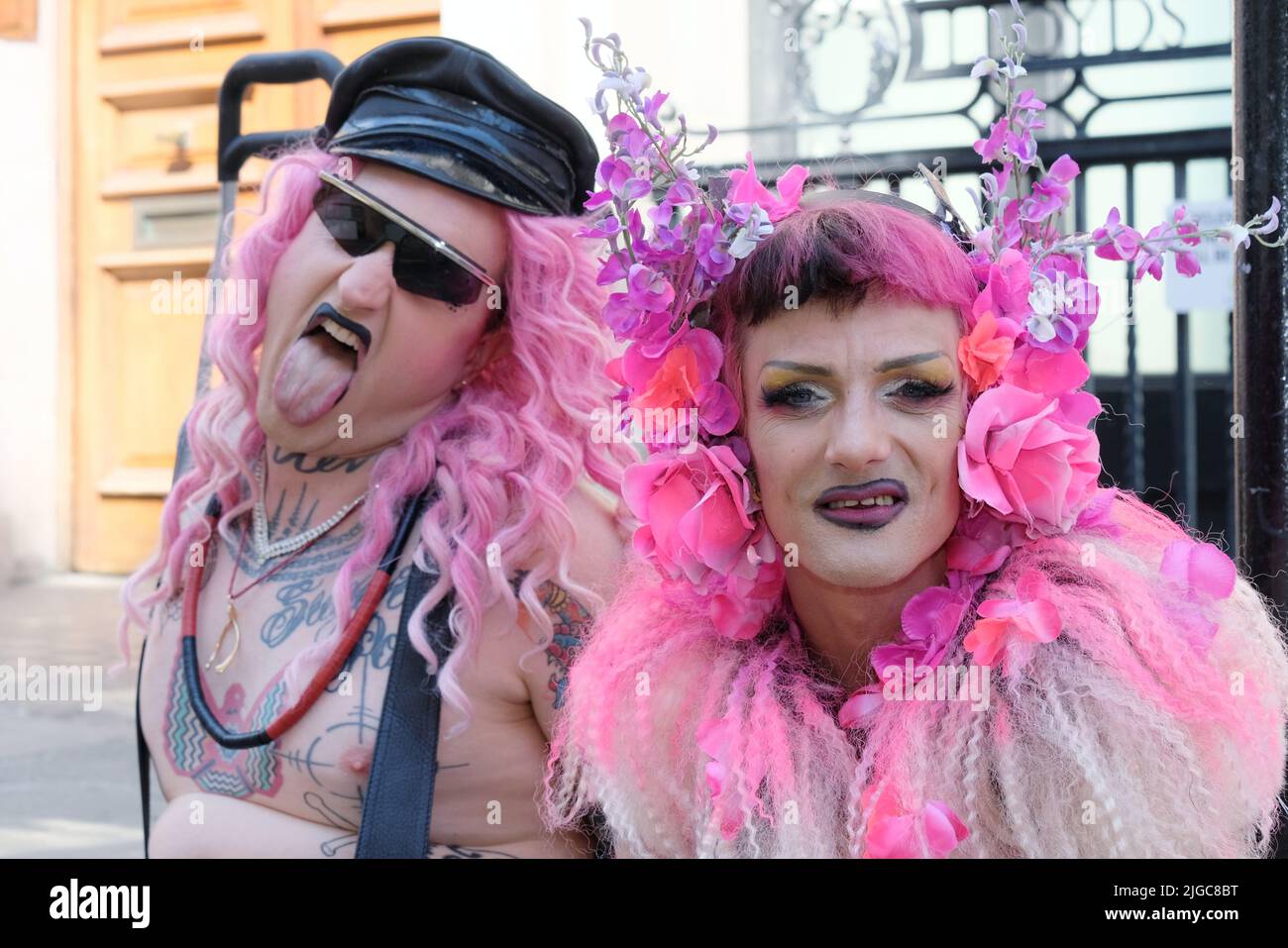 London, Großbritannien, 9.. Juli 2022. Tausende von Trans-Rights-Aktivisten und ihre Verbündeten marschierten von Wellington Arch zum Soho Square in einer Widerstandsveranstaltung gegen Transphobie und forderten das Verbot der Konversionstherapie für Homosexuelle. Jetzt im vierten Jahr wurde der marsch als Reaktion auf eine Anti-Trans-Gruppe gegründet, die 2018 die Parade der Pride in London stürmt. Kredit: Elfte Stunde Fotografie/Alamy Live Nachrichten Stockfoto