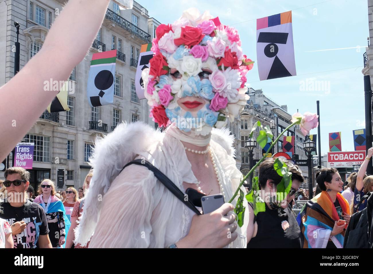 London, Großbritannien, 9.. Juli 2022. Tausende von Trans-Rights-Aktivisten und ihre Verbündeten marschierten von Wellington Arch zum Soho Square in einer Widerstandsveranstaltung gegen Transphobie und forderten das Verbot der Konversionstherapie für Homosexuelle. Jetzt im vierten Jahr wurde der marsch als Reaktion auf eine Anti-Trans-Gruppe gegründet, die 2018 die Parade der Pride in London stürmt. Kredit: Elfte Stunde Fotografie/Alamy Live Nachrichten Stockfoto