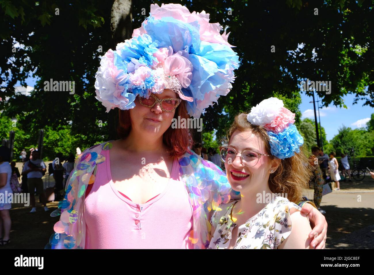 London, Großbritannien, 9.. Juli 2022. Tausende von Trans-Rights-Aktivisten und ihre Verbündeten marschierten von Wellington Arch zum Soho Square in einer Widerstandsveranstaltung gegen Transphobie und forderten das Verbot der Konversionstherapie für Homosexuelle. Jetzt im vierten Jahr wurde der marsch als Reaktion auf eine Anti-Trans-Gruppe gegründet, die 2018 die Parade der Pride in London stürmt. Kredit: Elfte Stunde Fotografie/Alamy Live Nachrichten Stockfoto