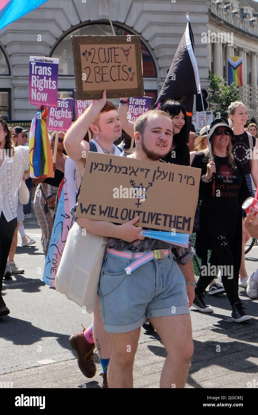 London, Großbritannien, 9.. Juli 2022. Tausende von Trans-Rights-Aktivisten und ihre Verbündeten marschierten von Wellington Arch zum Soho Square in einer Widerstandsveranstaltung gegen Transphobie und forderten das Verbot der Konversionstherapie für Homosexuelle. Jetzt im vierten Jahr wurde der marsch als Reaktion auf eine Anti-Trans-Gruppe gegründet, die 2018 die Parade der Pride in London stürmt. Kredit: Elfte Stunde Fotografie/Alamy Live Nachrichten Stockfoto