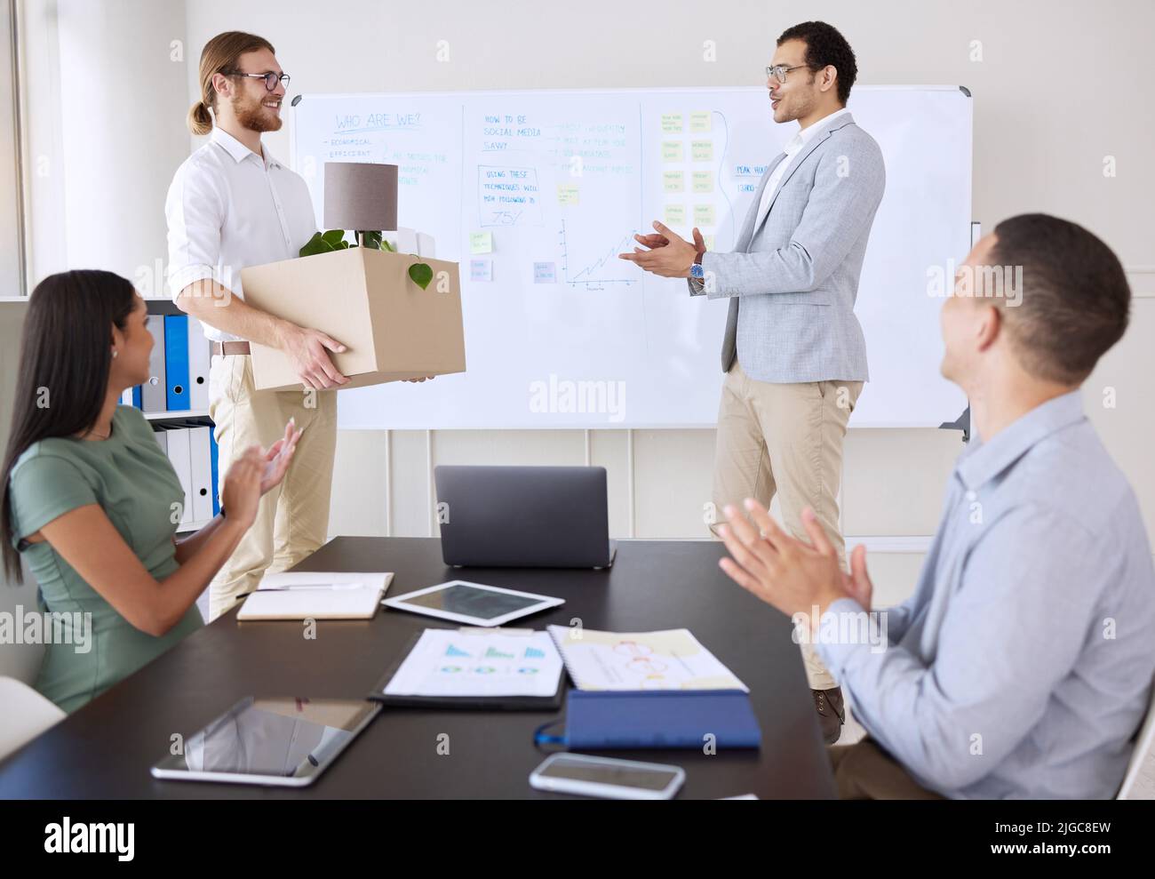 Viel Glück für Ihren nächsten Posten. Eine vielfältige Gruppe von Geschäftsleuten klatscht und gratuliert einem Kollegen während eines Meetings im Büro. Stockfoto