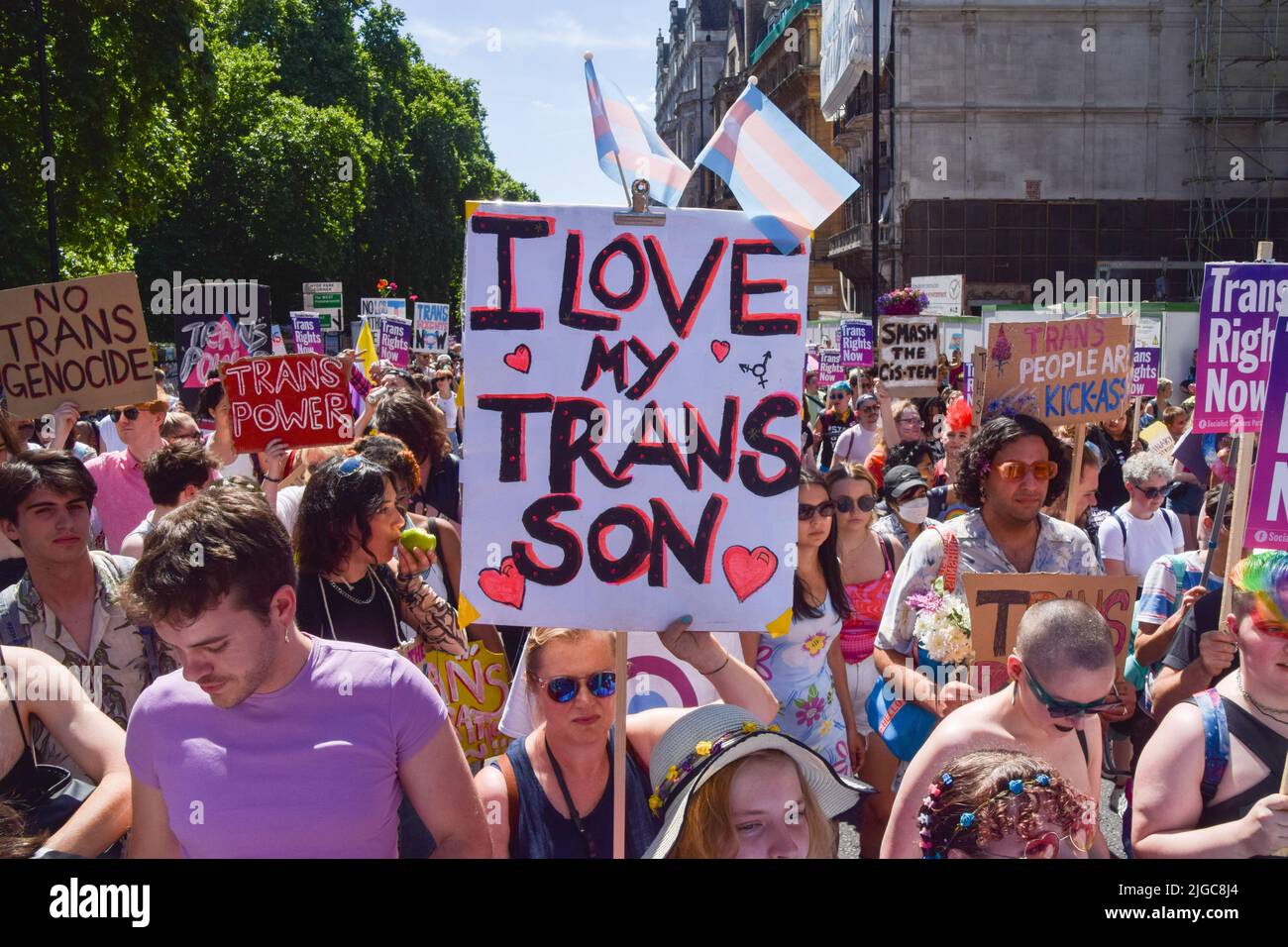 London, Großbritannien. 9.. Juli 2022. Während des Trans Pride marsches passieren Demonstranten Piccadilly neben dem Green Park. Tausende von Menschen marschierten durch das Zentrum Londons, um die Rechte von Trans zu unterstützen. Kredit: Vuk Valcic/Alamy Live Nachrichten Stockfoto