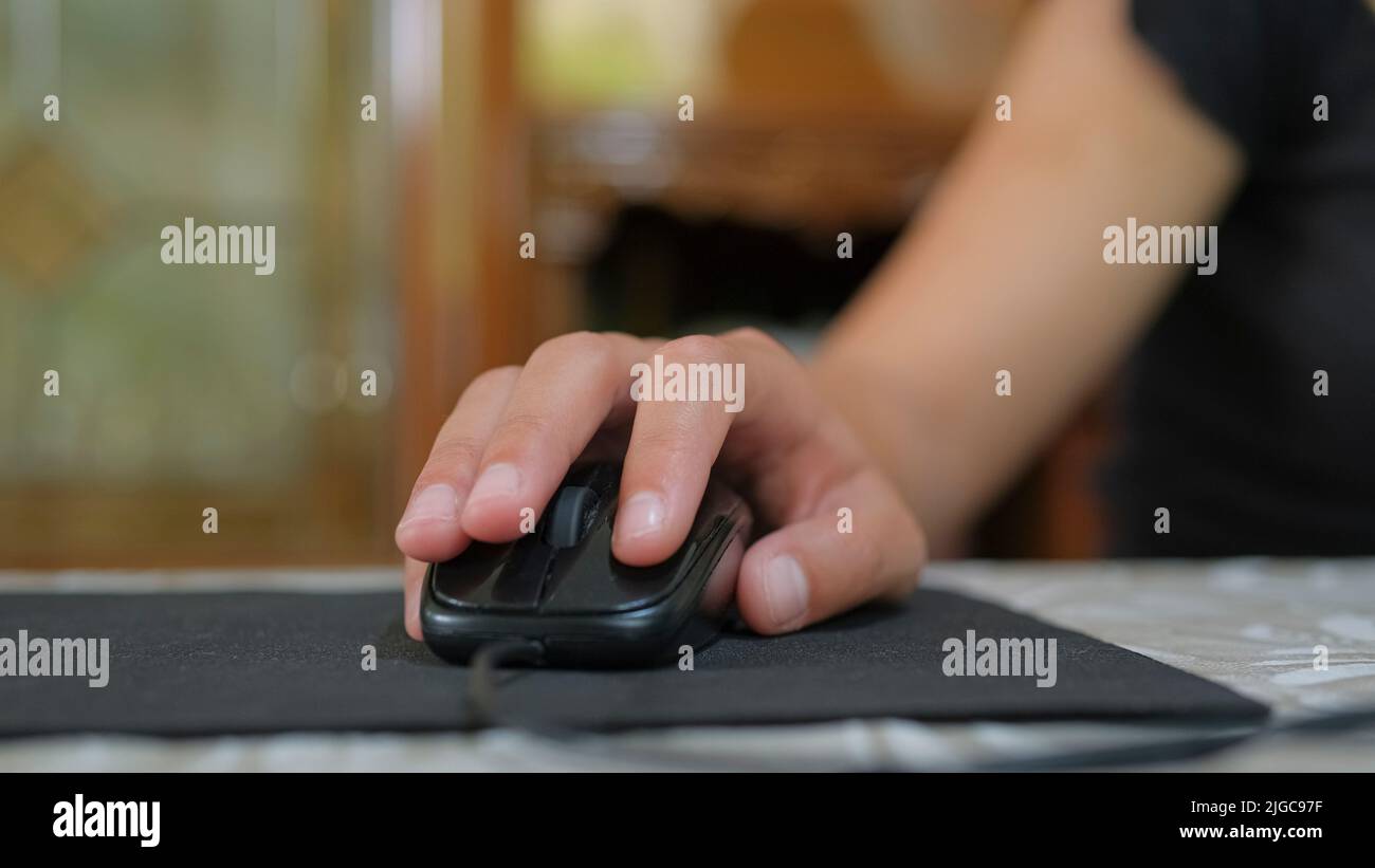 Frau verwenden pc-Maus-Gerät während der Arbeit von zu Hause, intelligente Arbeit Computer Tech-Gerät Stockfoto