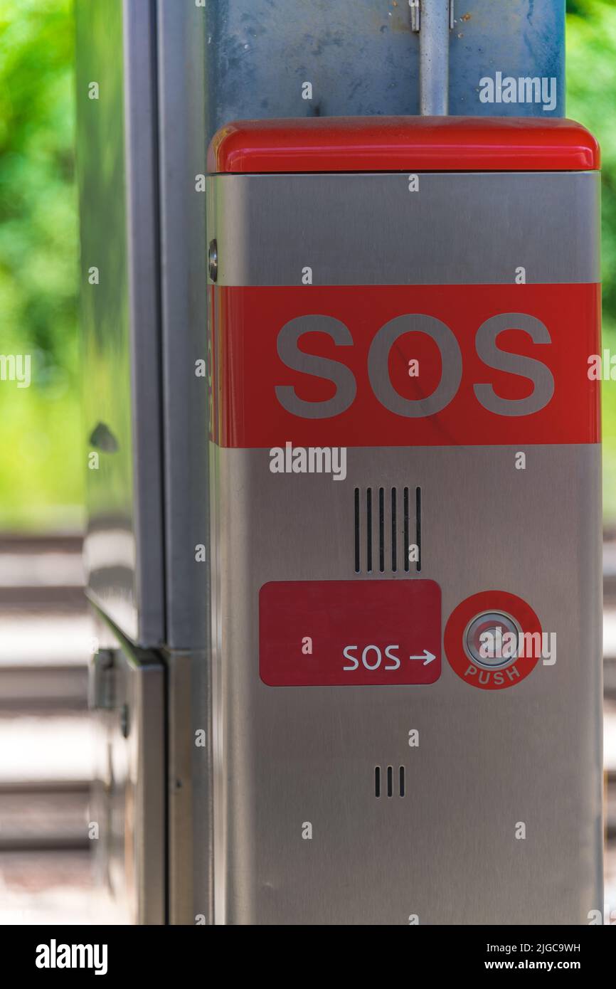 notruf-sos-Säulen-Säule mit deutlich sichtbarer Notruftaste und Warnhinweis mit Pfeil zur Alarmierung von Notdiensten Sicherheit und Polizei Stockfoto