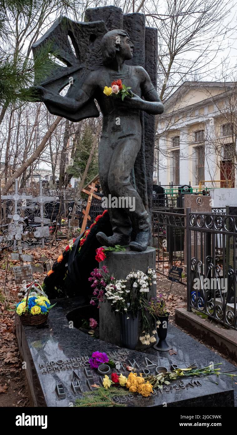 27. November 2021, Moskau, Russland. Denkmal am Grab des Zirkusartisten Leonid Jengibarow auf dem Wagankowski Friedhof in Moskau. Stockfoto