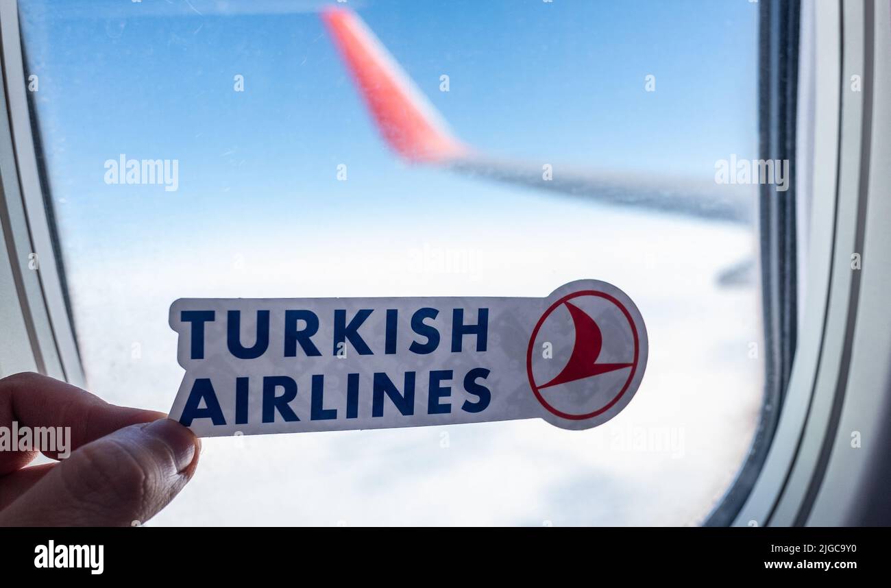 6. Dezember 2021, Istanbul, Türkei. Das Emblem der Fluggesellschaft Turkish Airlines auf dem Hintergrund des Fensters des Flugzeugs. Stockfoto