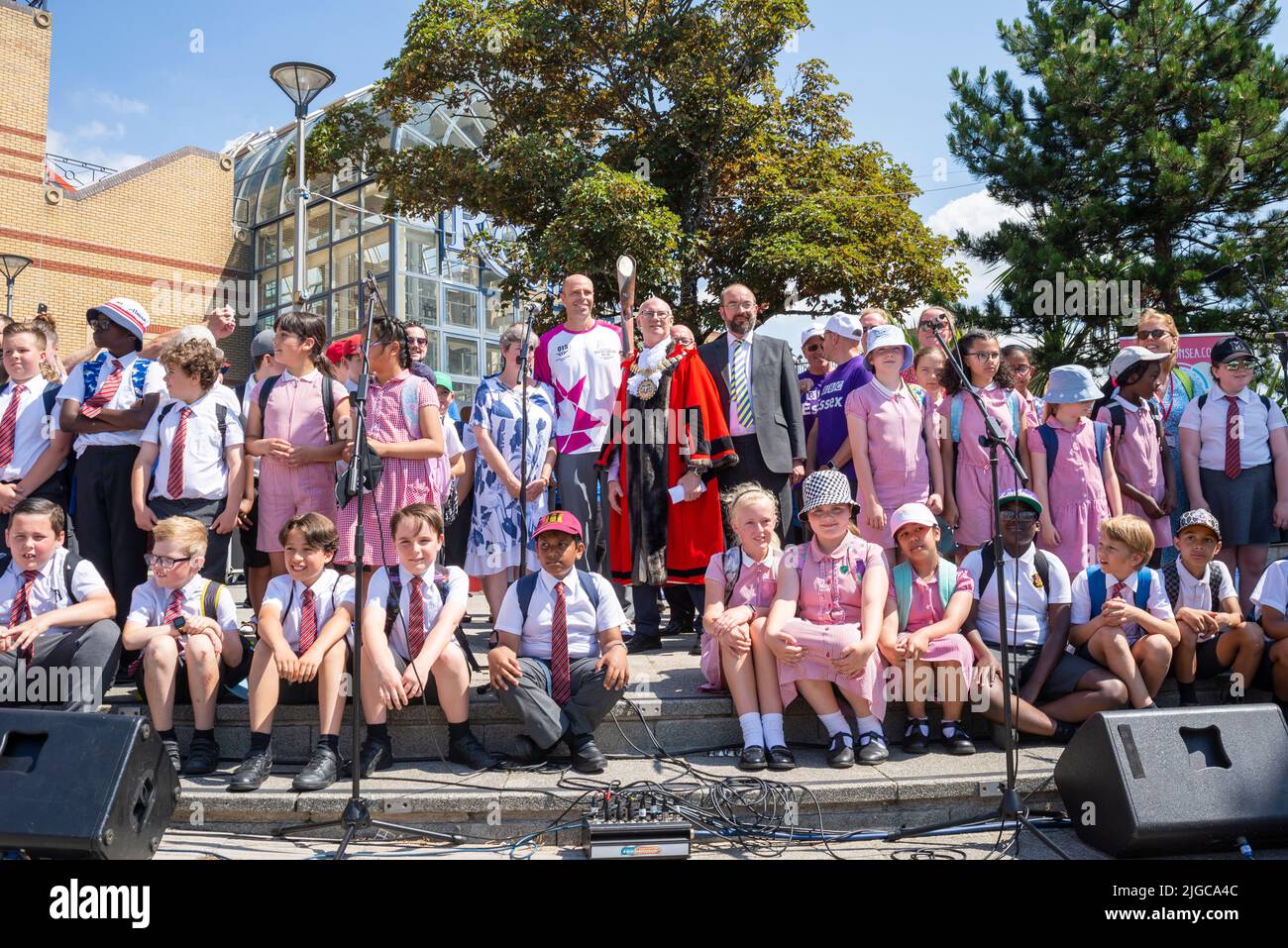 Southend-Abgeordneter James Duddridge, Bürgermeister von Southend, Kevin Robinson, Athlet Dean Macey mit Staffelstab der Königin und Schulkindern in Southend Stockfoto