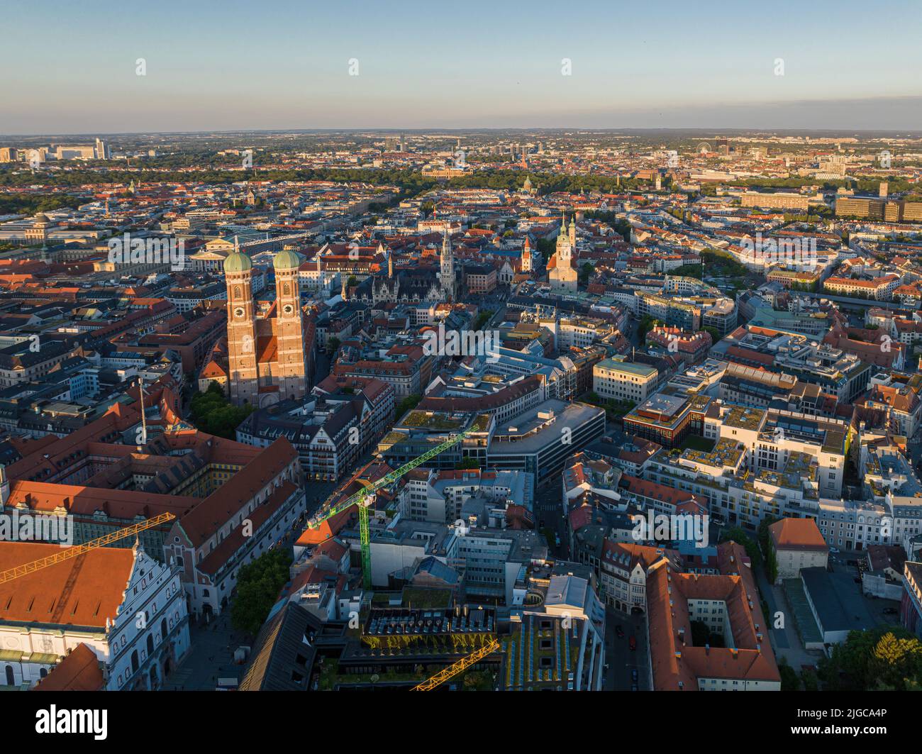 Die Panorama-Luftaufnahme der Münchener Innenstadt mit Marienplatz und Frauenkirche. Stockfoto
